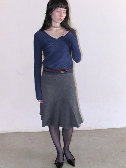 Mito de dar Lily Of The Valley Embroidered V-Neck Wool Knit Top