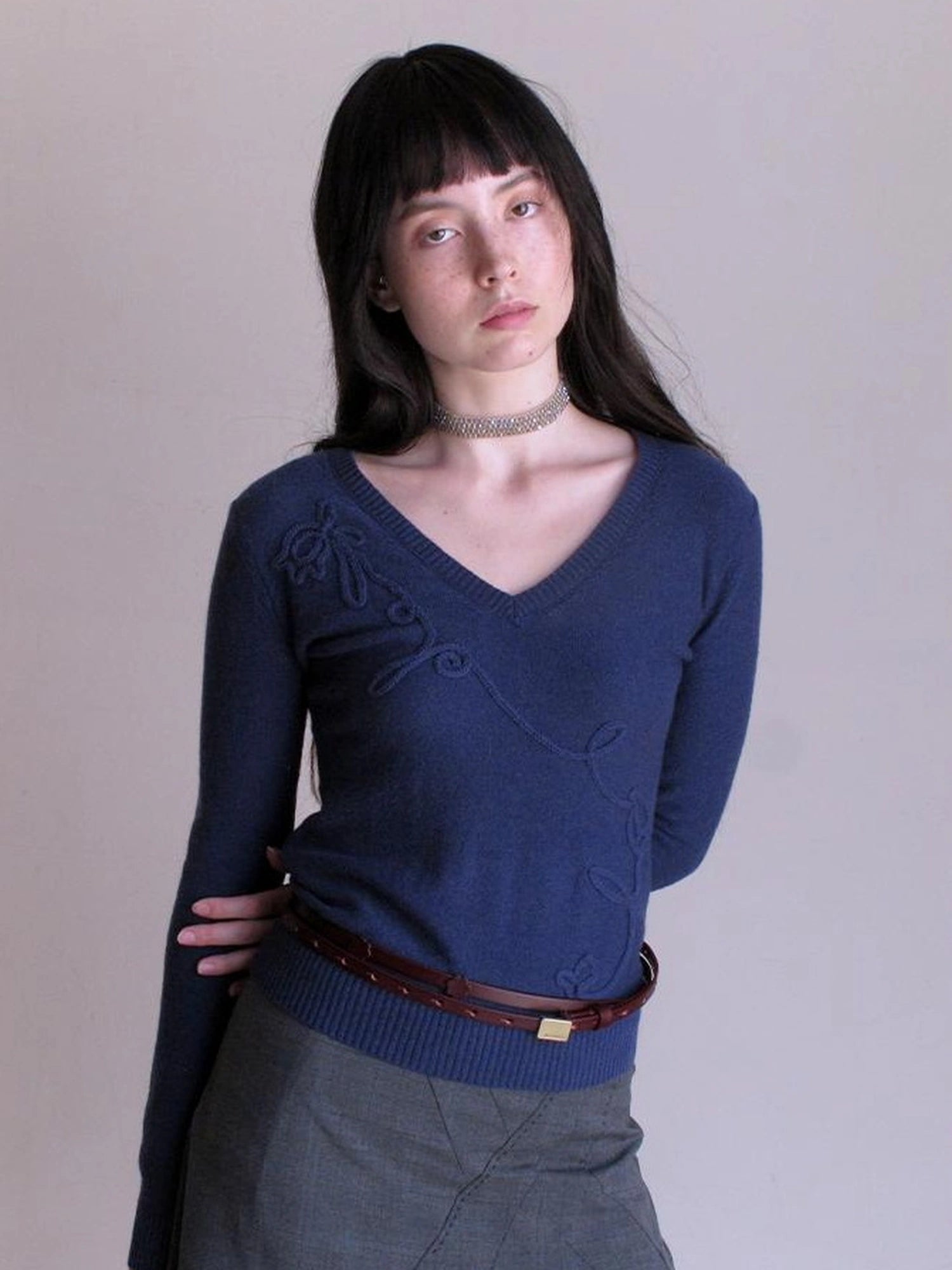 Mito de dar Lily Of The Valley Embroidered V-Neck Wool Knit Top