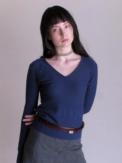 Mito de dar Lily Of The Valley Embroidered V-Neck Wool Knit Top