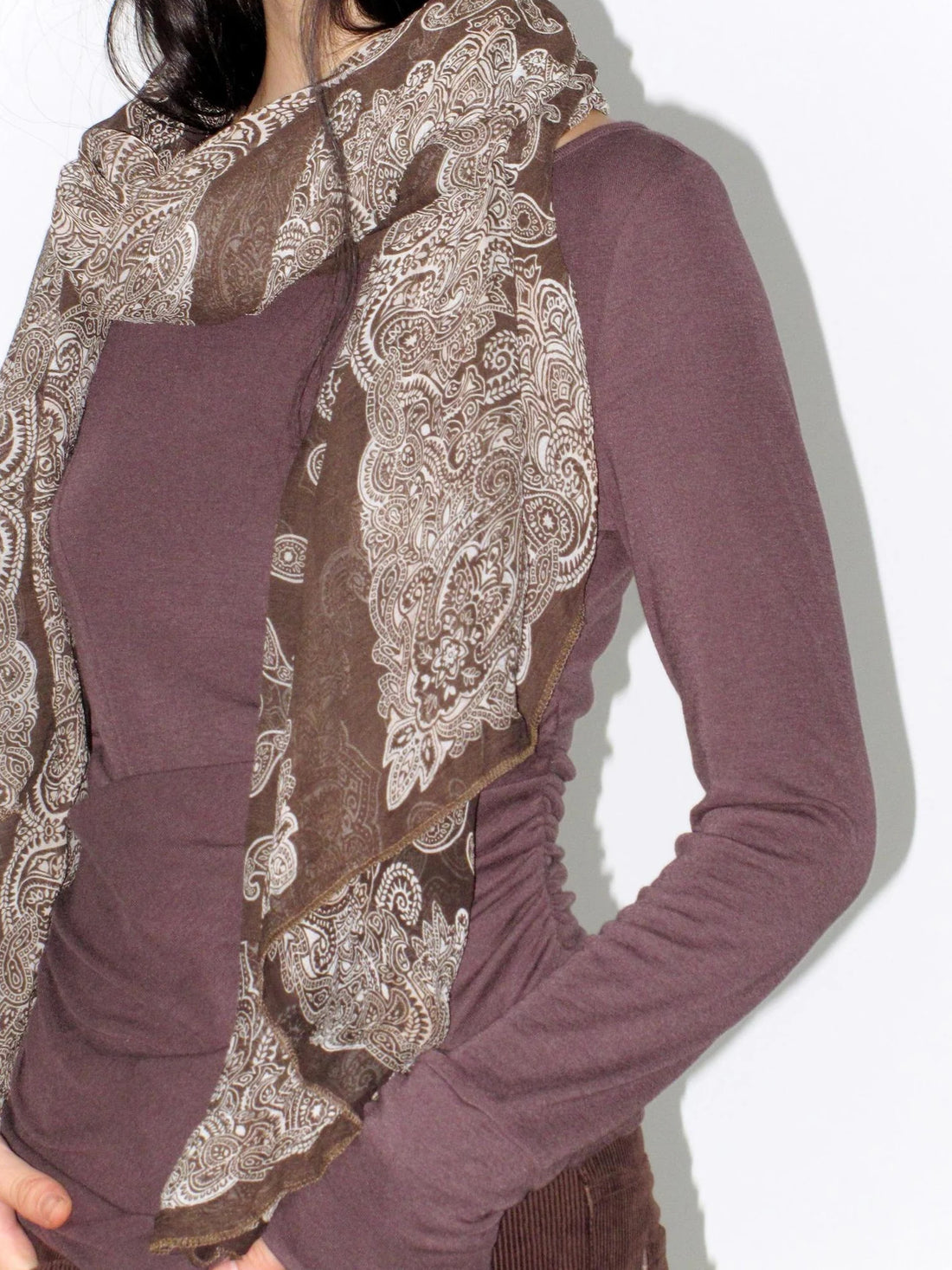 Mito de dar Low Saturation Cashew Floral Scarf V-neck T-shirt Long Sleeve