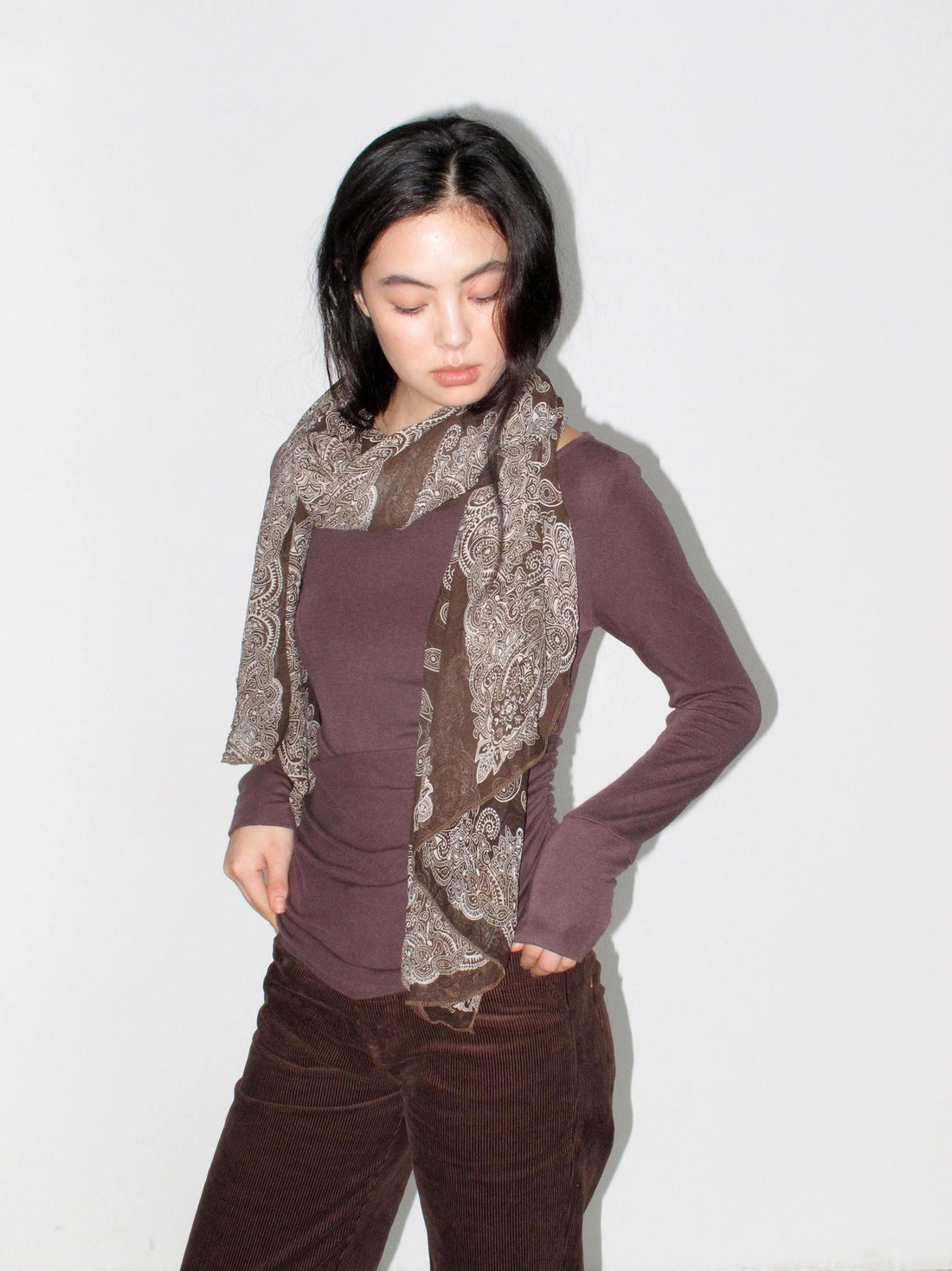 Mito de dar Low Saturation Cashew Floral Scarf V-neck T-shirt Long Sleeve