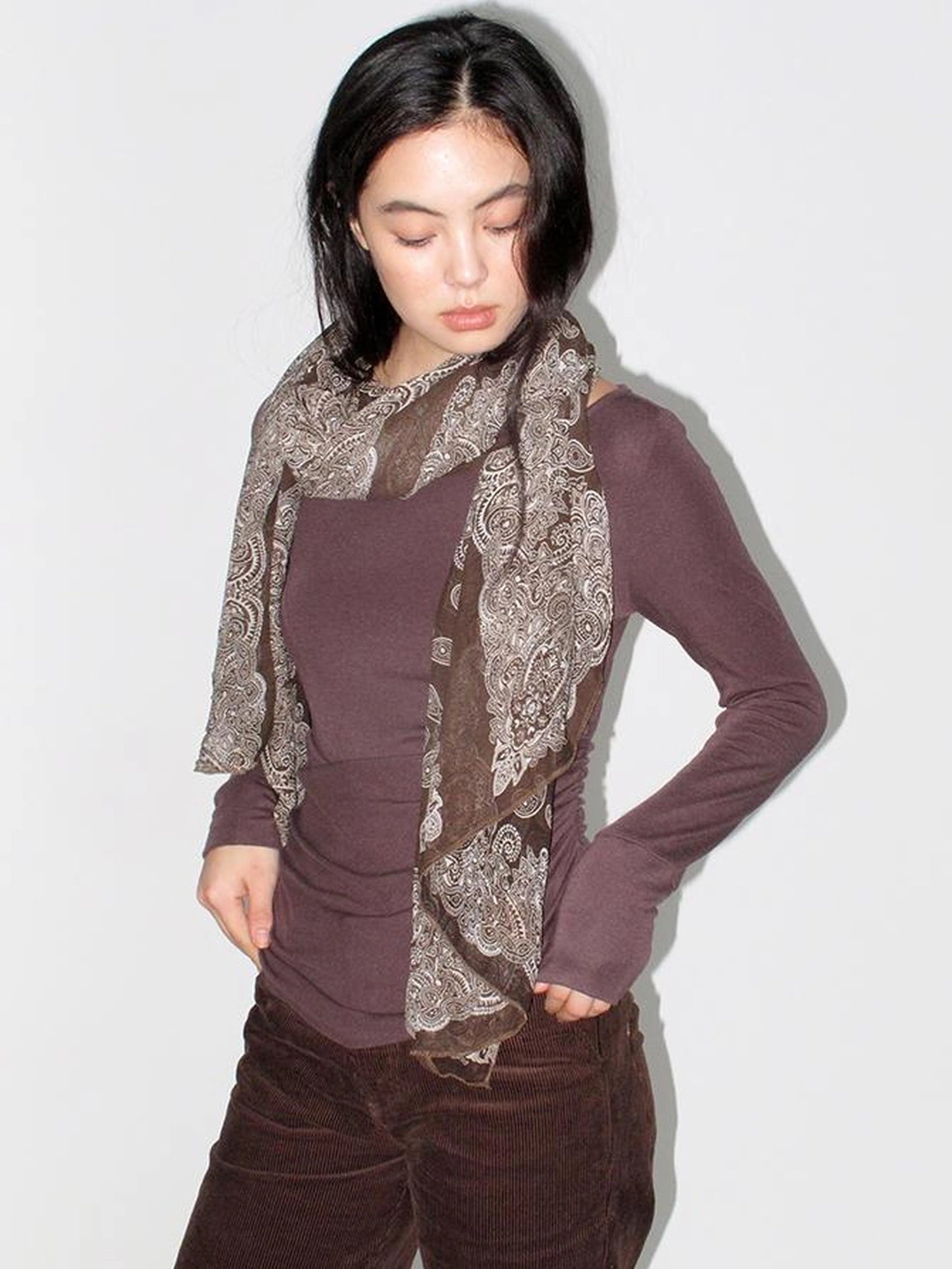 Mito de dar Low Saturation Cashew Floral Scarf V-neck T-shirt Long Sleeve