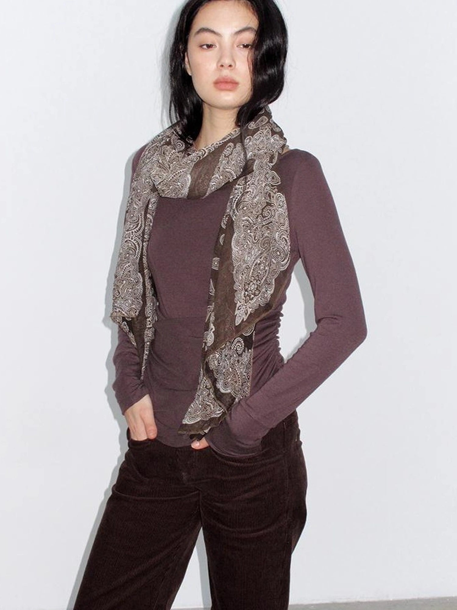 Mito de dar Low Saturation Cashew Floral Scarf V-neck T-shirt Long Sleeve