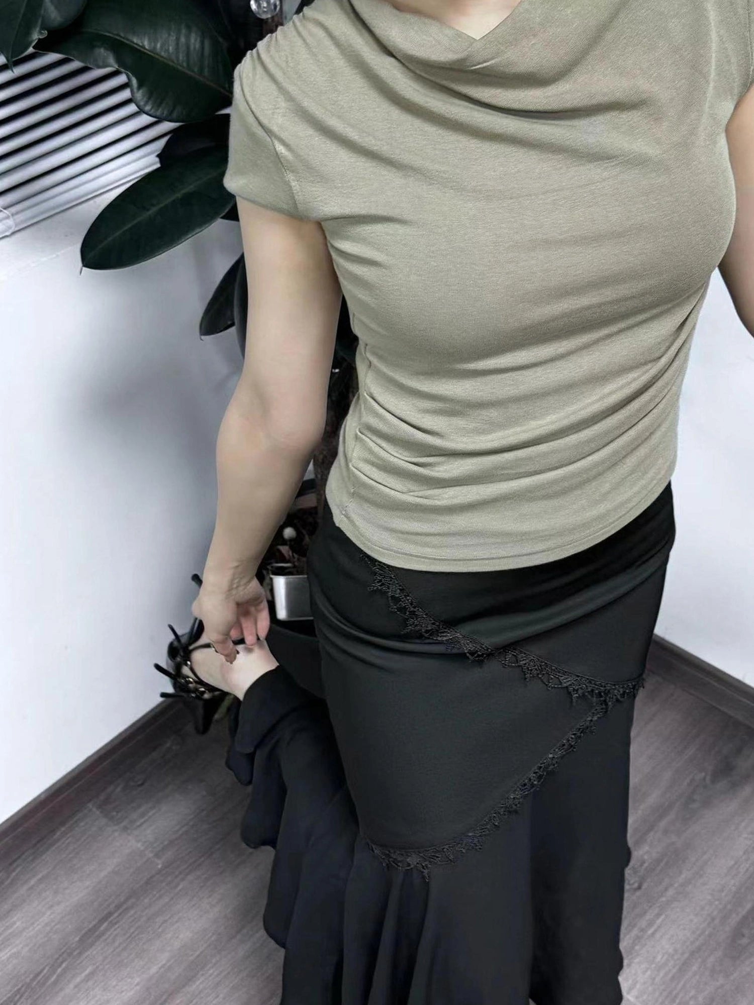 Mito de dar Low Saturation Swing Neck Pleated T-shirt