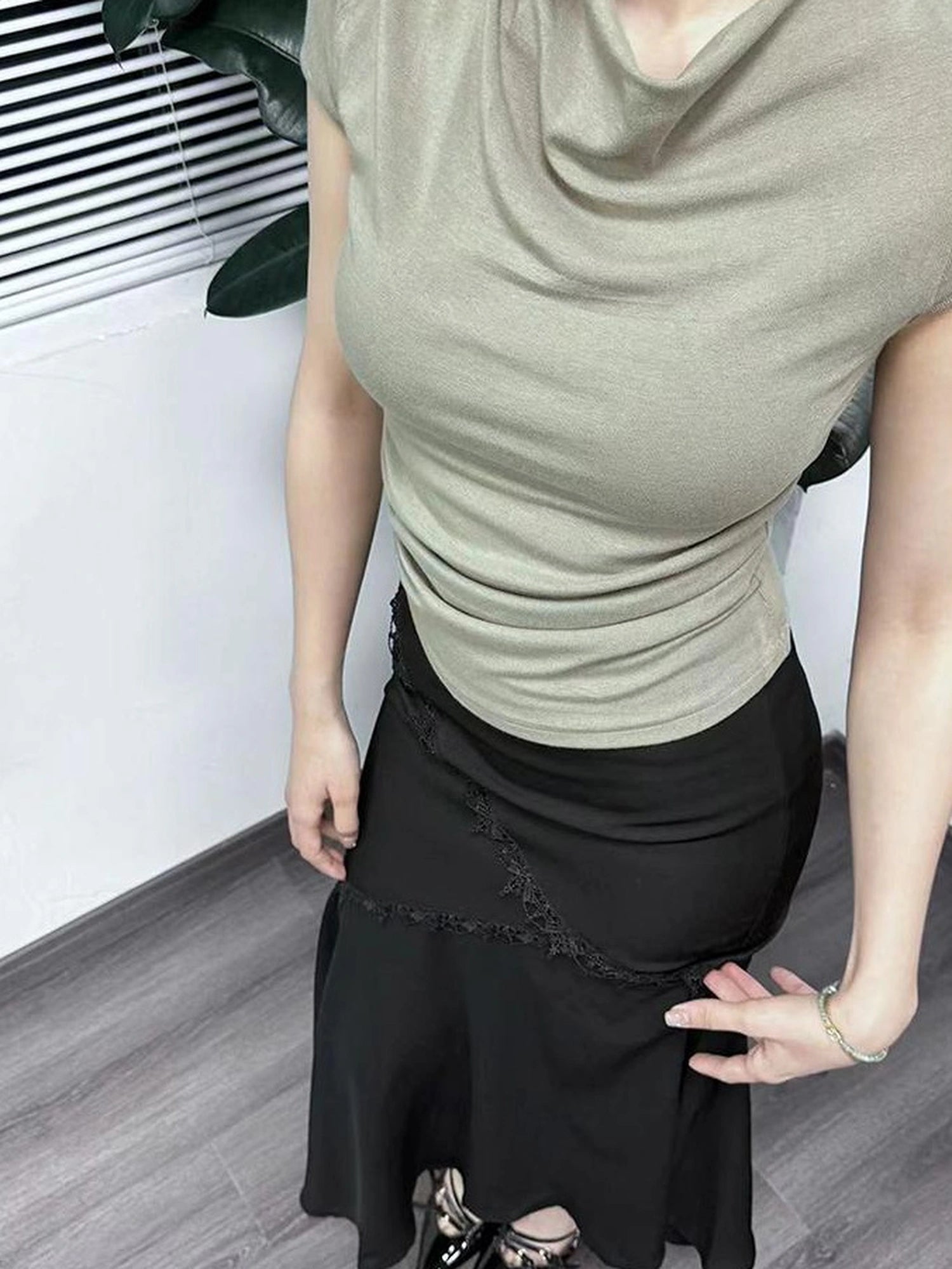 Mito de dar Low Saturation Swing Neck Pleated T-shirt