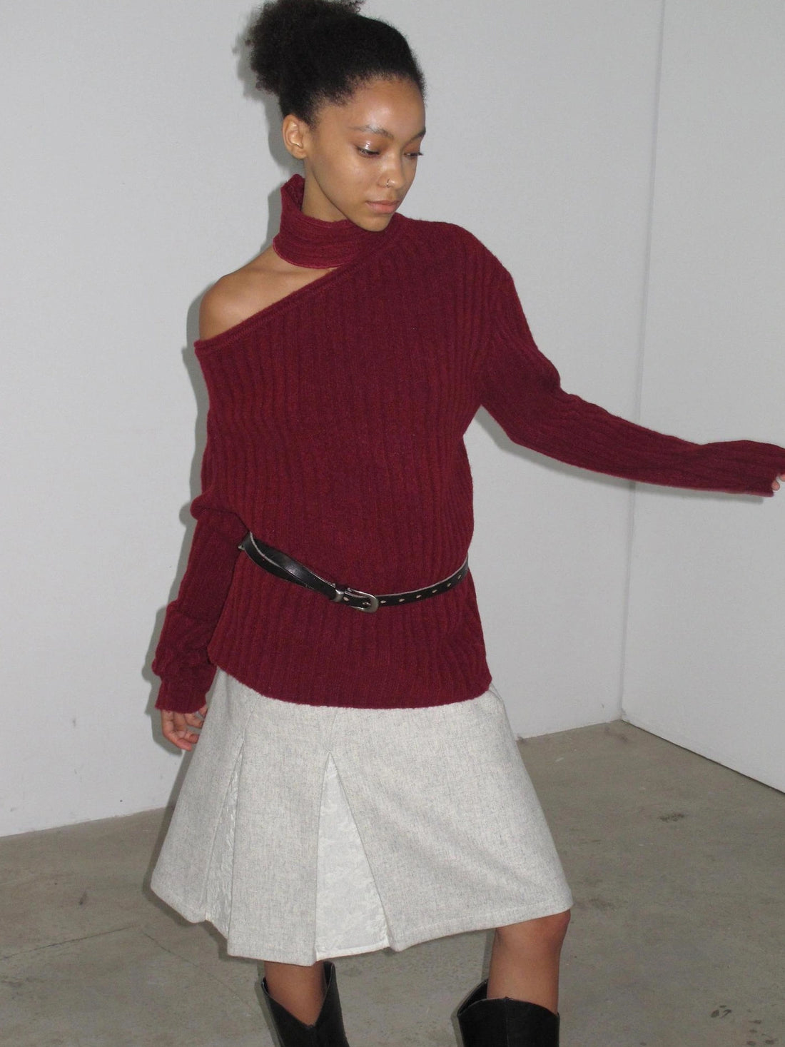 Mito de dar Slanted Shoulder Coarse Knit Cherry Red Wool Sweater With Detachable Scarf