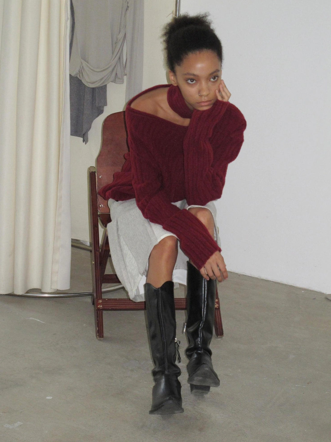 Mito de dar Slanted Shoulder Coarse Knit Cherry Red Wool Sweater With Detachable Scarf