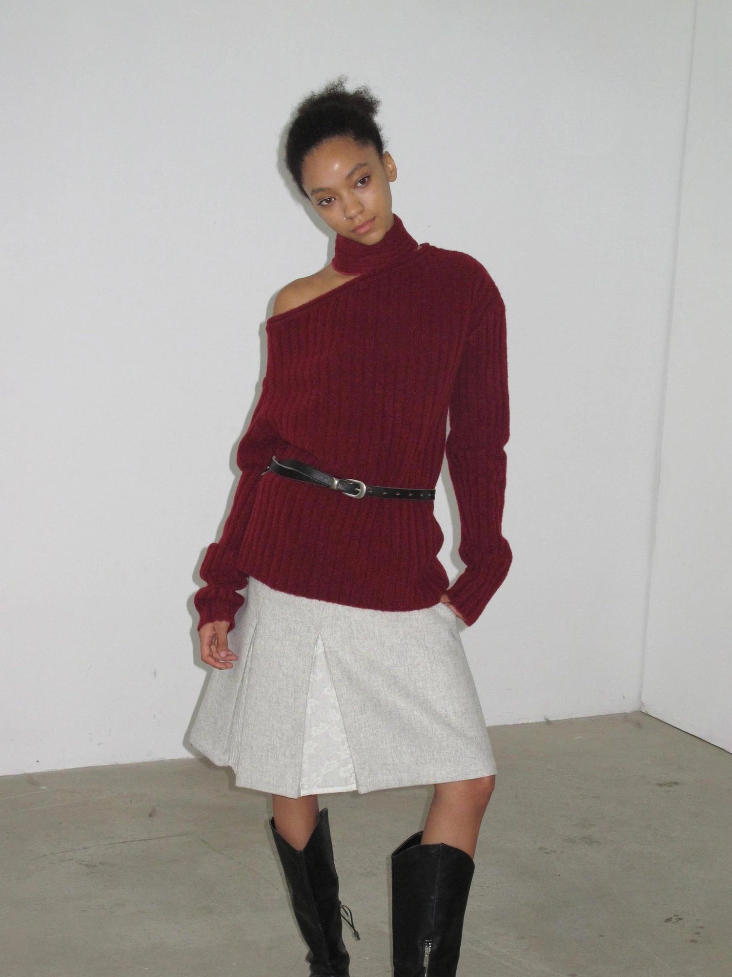Mito de dar Slanted Shoulder Coarse Knit Cherry Red Wool Sweater With Detachable Scarf