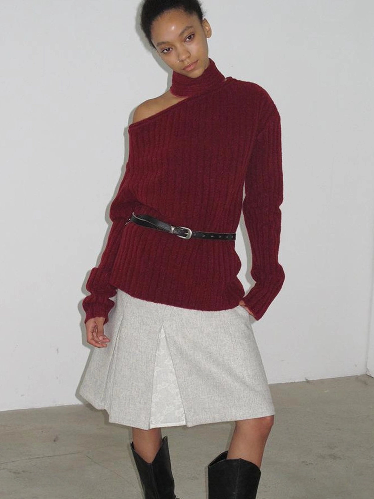 Mito de dar Slanted Shoulder Coarse Knit Cherry Red Wool Sweater With Detachable Scarf