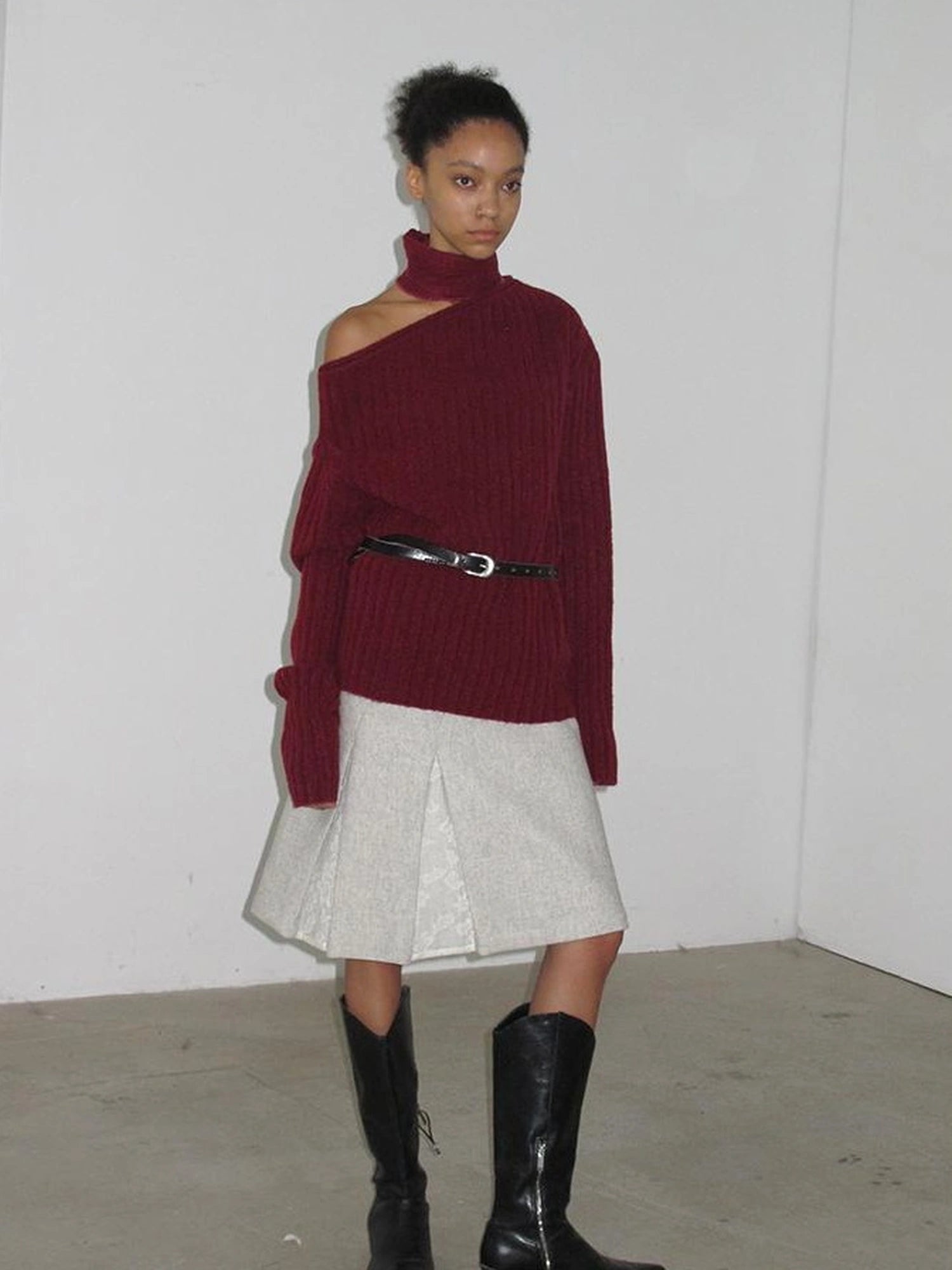 Mito de dar Slanted Shoulder Coarse Knit Cherry Red Wool Sweater With Detachable Scarf