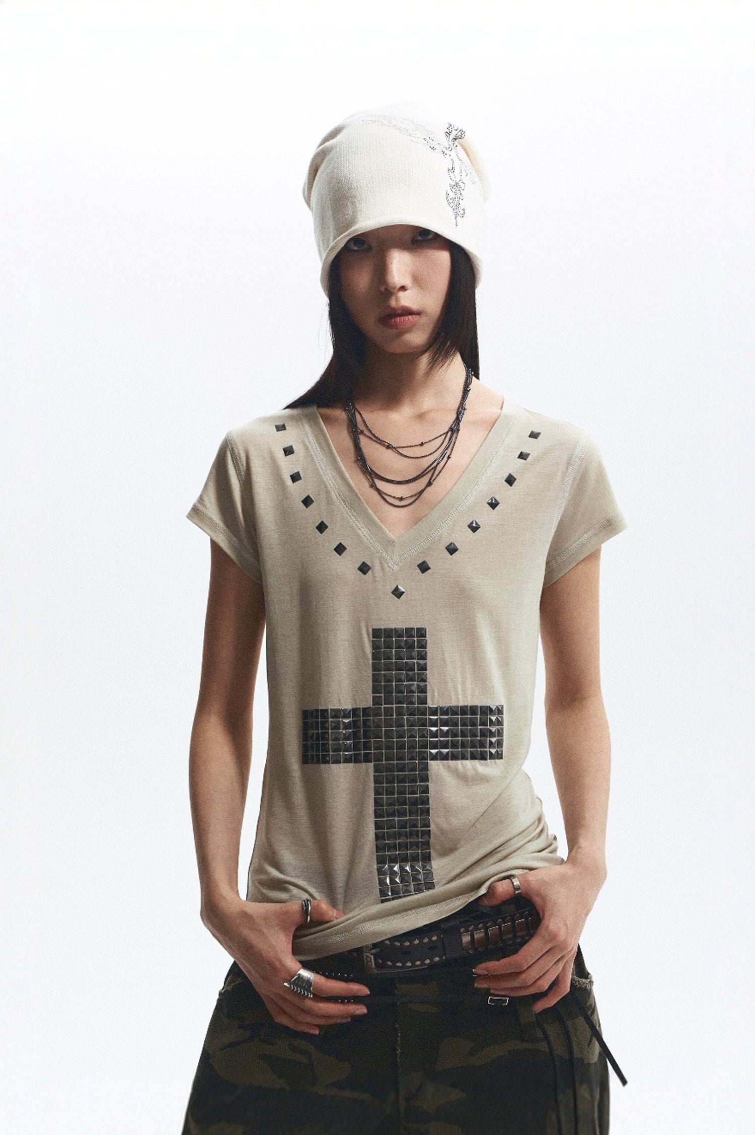 NONAME_SPACE_Loose_Fit_Cross_Rhinestone_Rivet_V-neck_Women&