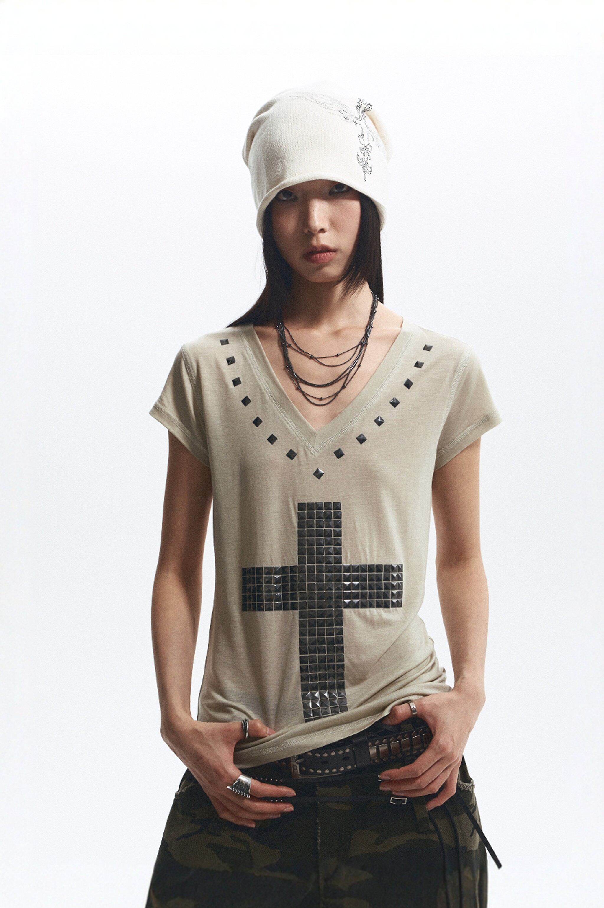NONAME_SPACE_Loose_Fit_Cross_Rhinestone_Rivet_V-neck_Women&