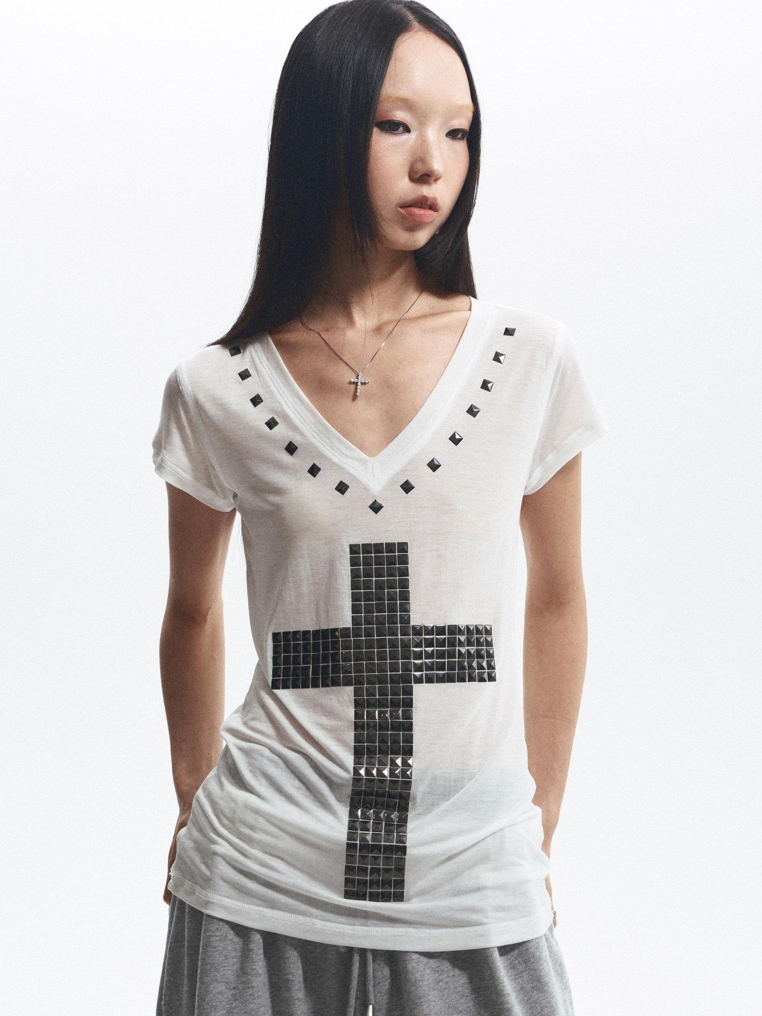 NONAME SPACE Loose Fit Cross Rhinestone Rivet V-neck Women&