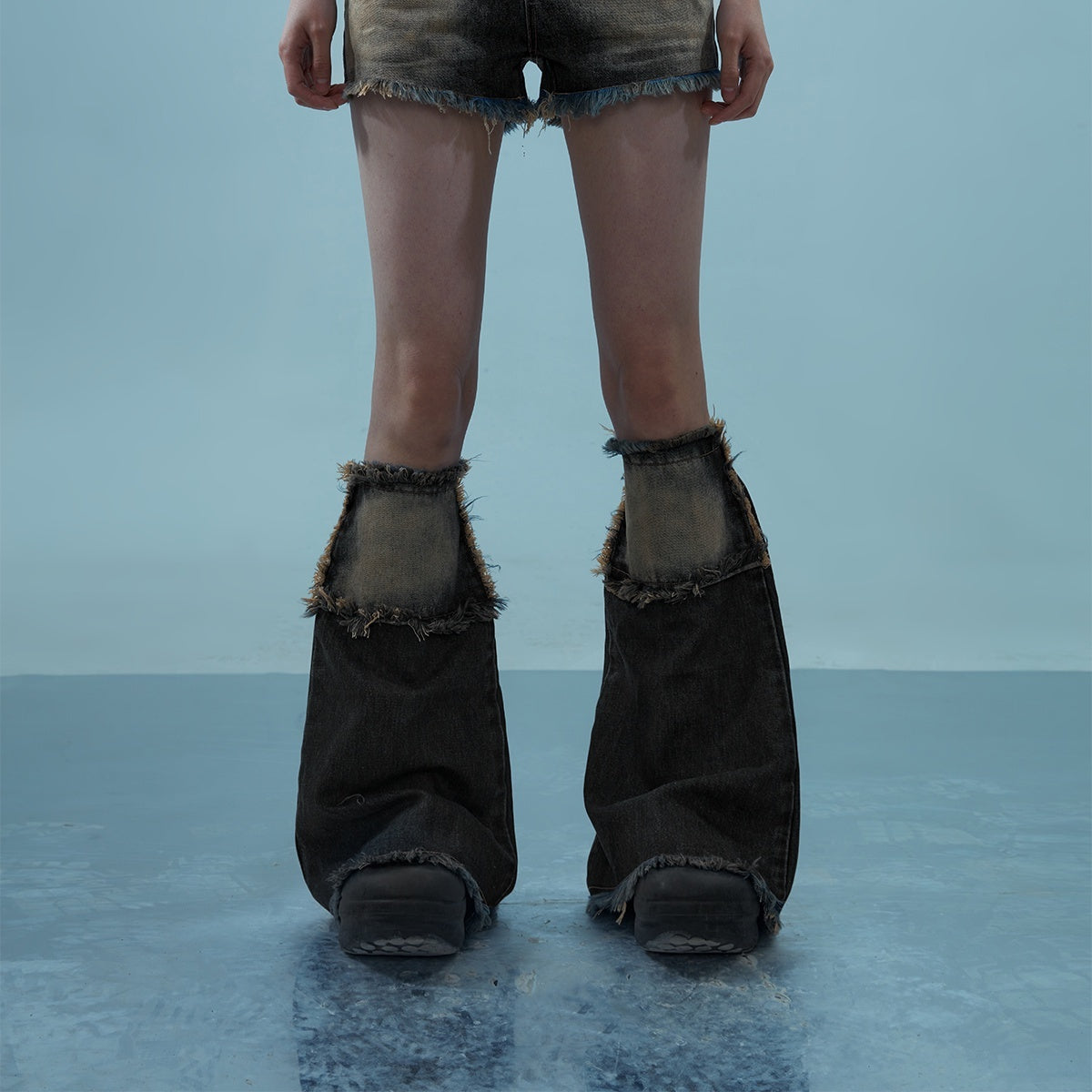 NORTH_NODE_Light_Wash_Distressed_Aged_Raw_Frayed_Hem_Women&