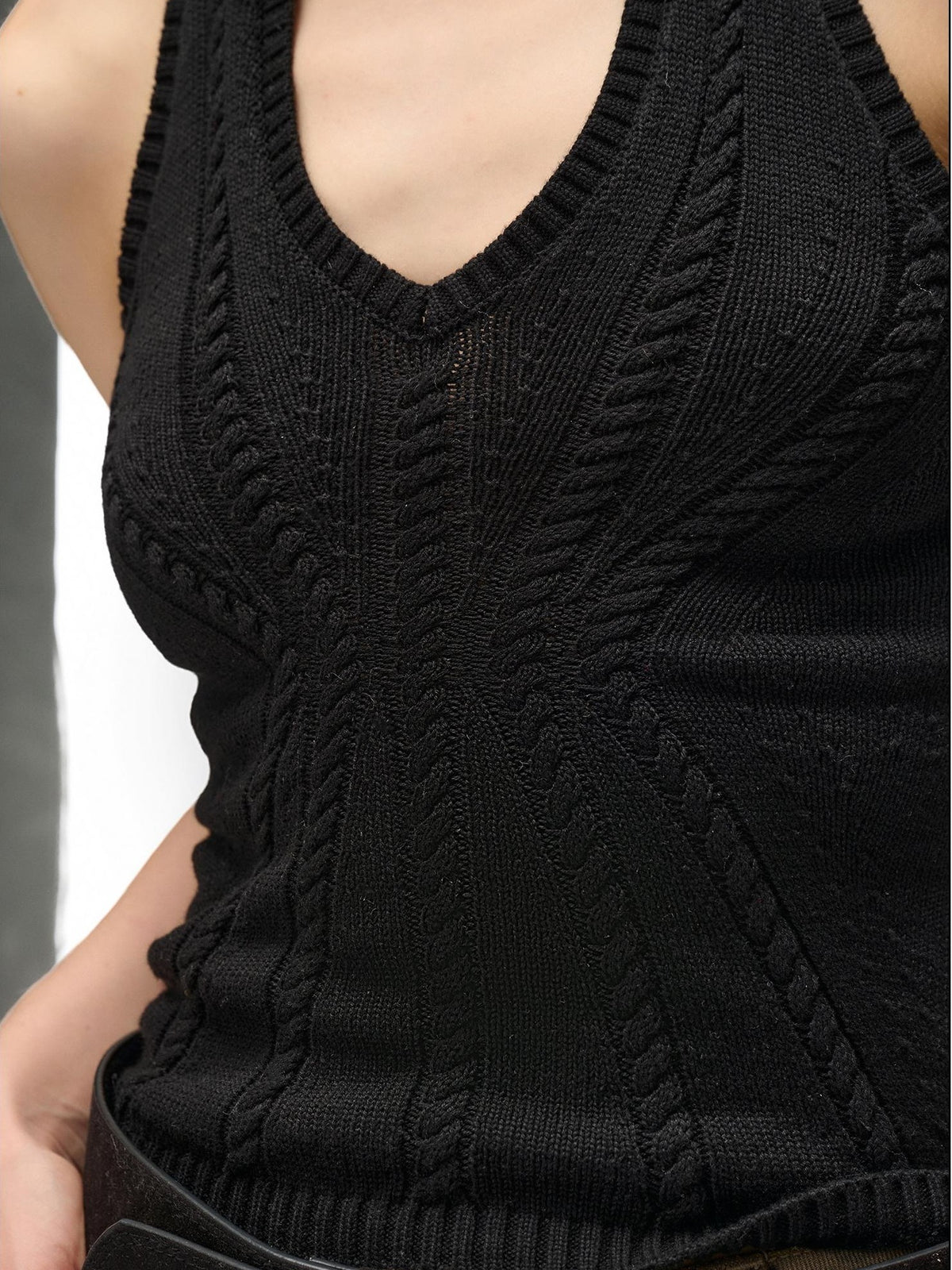 NORTH NODE Open Back Solid Knit V-neck Women&