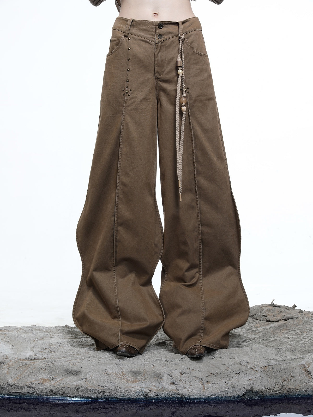 NORTH_NODE_Wavy_Rivet_Embellished_Wave_Hem_Relaxed_Fit_Women&