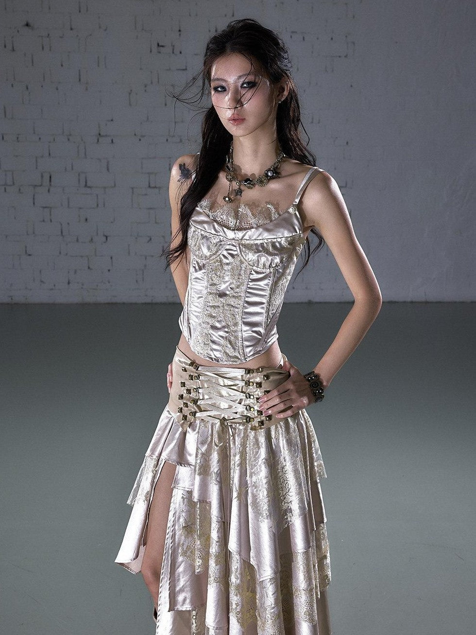 NO ROMANCE Vintage Court Waist Cinching Lace Trim Boned Bustier Women&