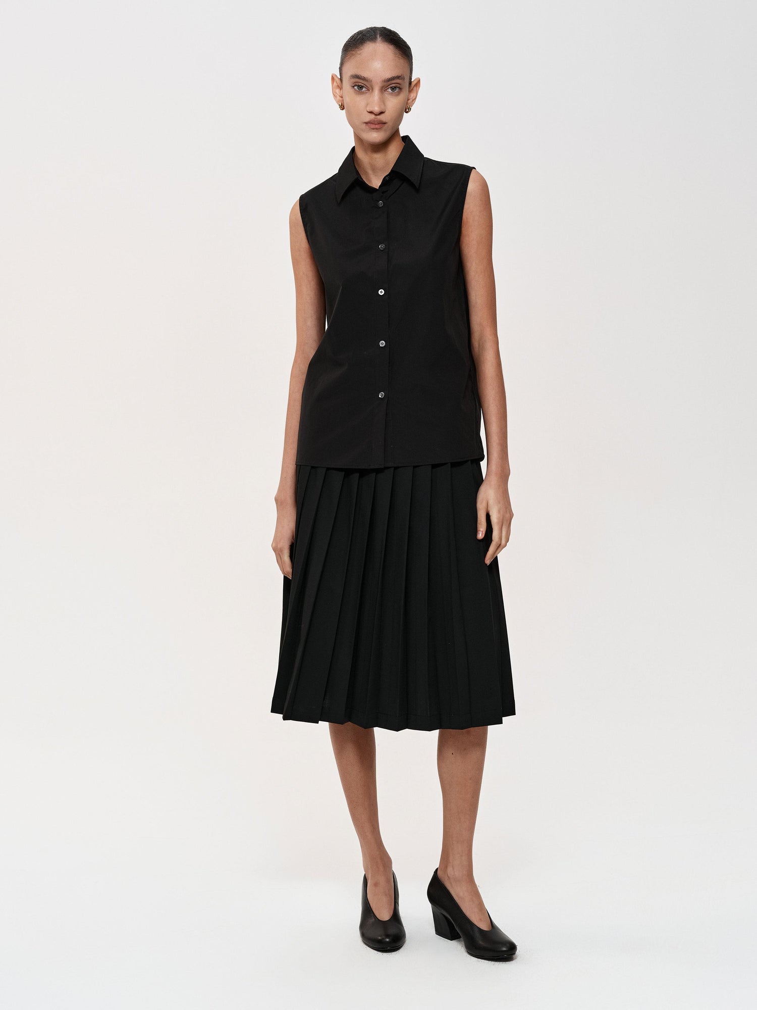 Northbutsouth Single Row Button Sleeveless Cotton Shirt in Black and Red