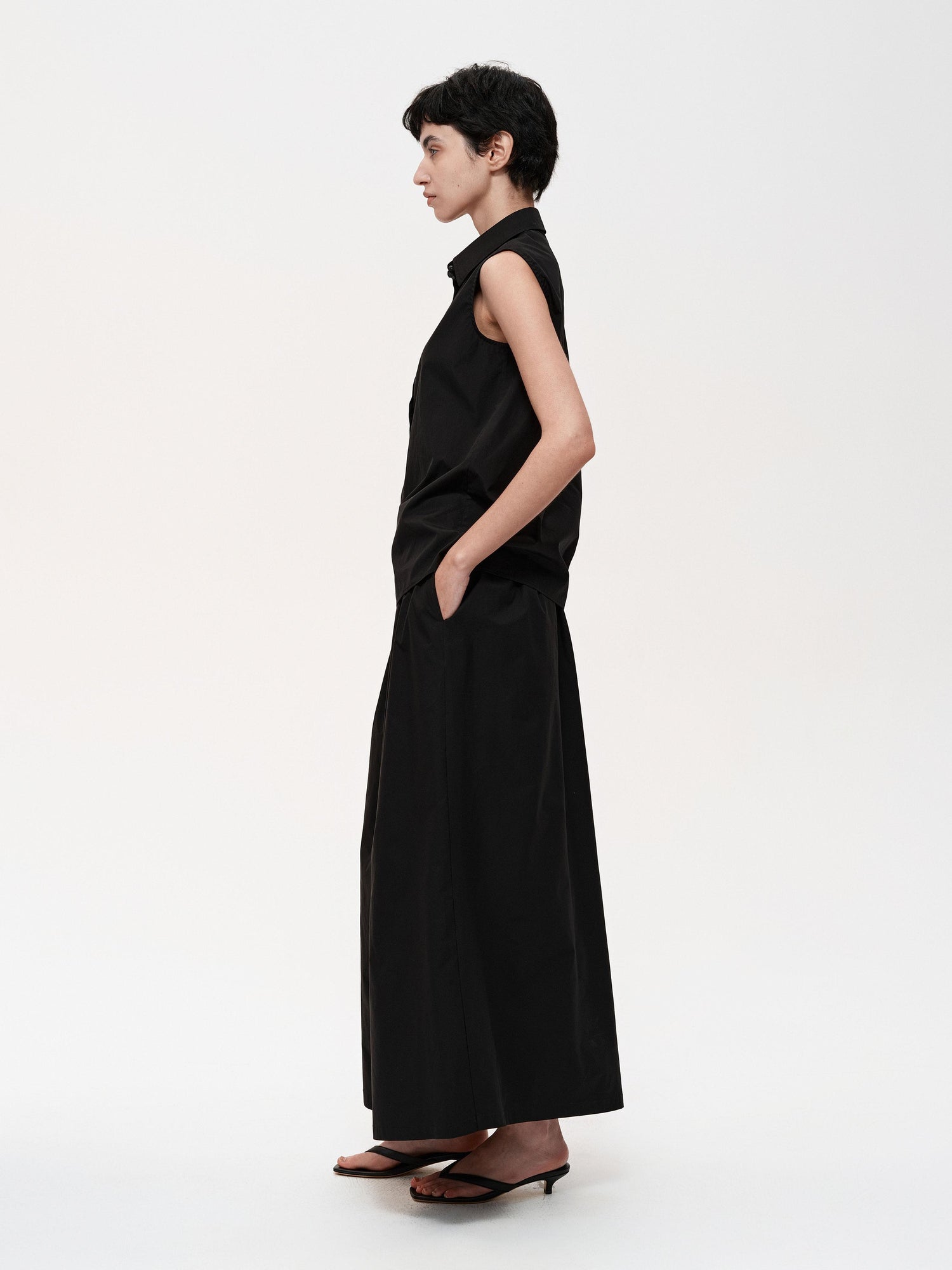 Northbutsouth Single Row Button Sleeveless Cotton Shirt in Black and Red