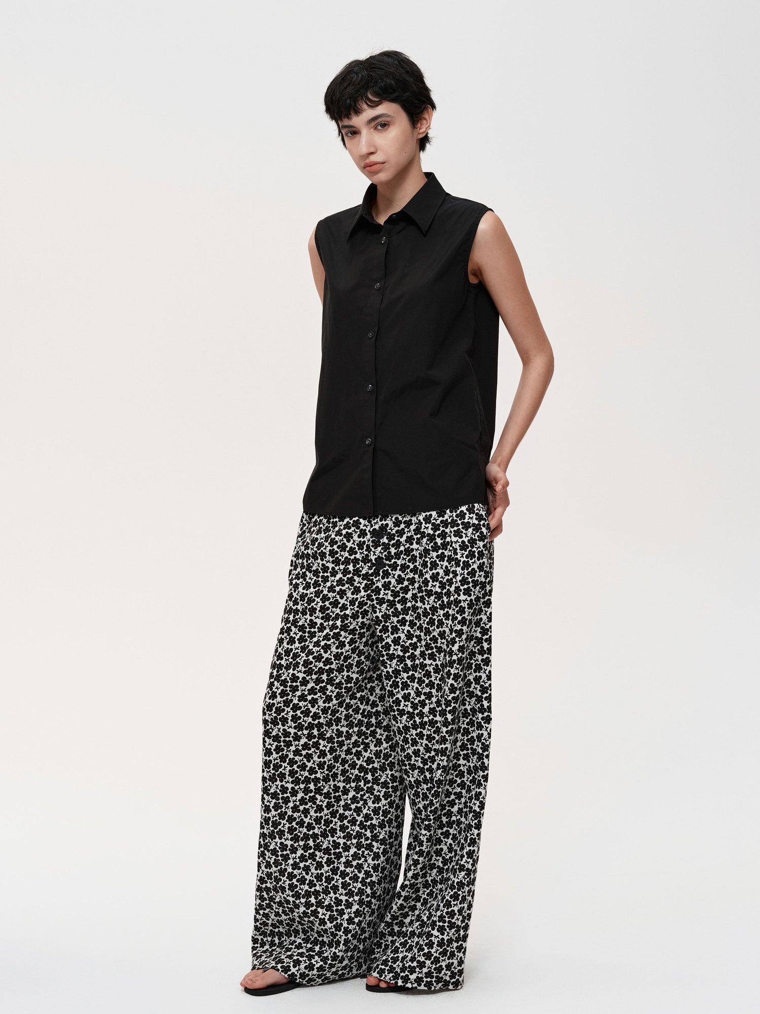 Northbutsouth Single Row Button Sleeveless Cotton Shirt in Black and Red