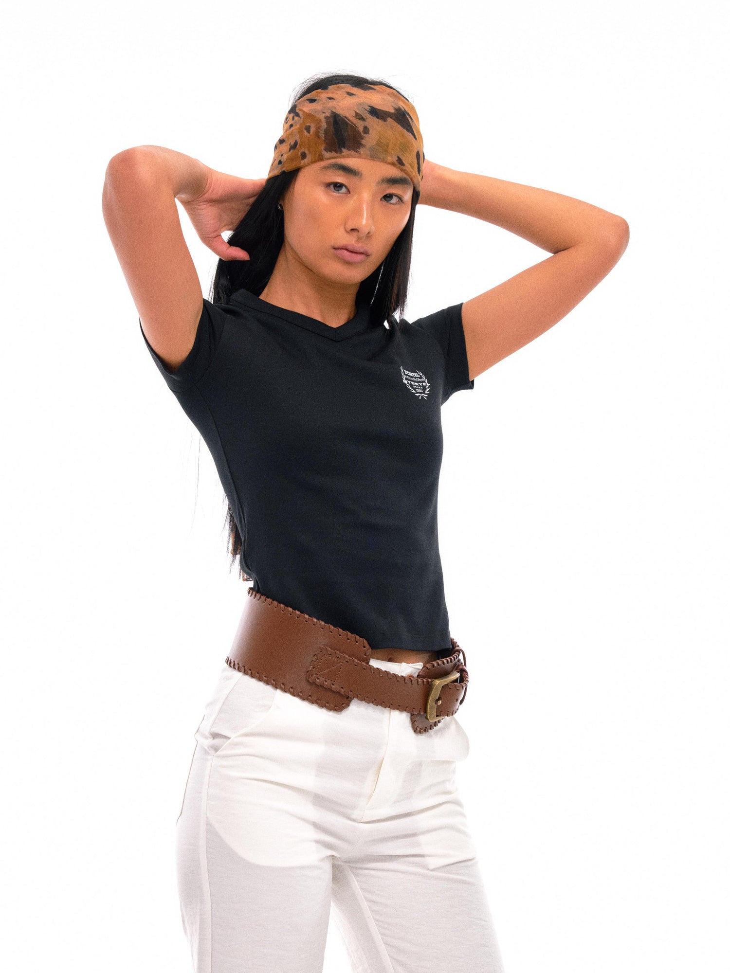 NyDkyel V-Neck Fitted Cotton T-Shirt with Back Seam and Logo Print