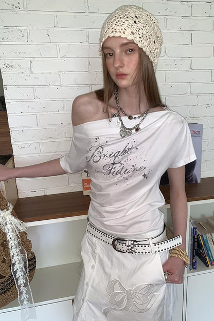 DIDDI MODA Off Shoulder Letter Graphic Rhinestone Pleated Tee