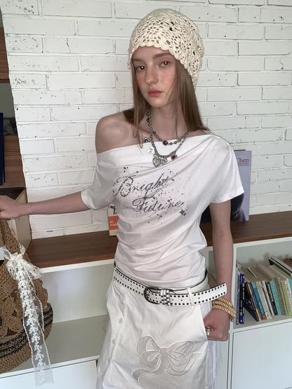 DIDDI MODA Off Shoulder Letter Graphic Rhinestone Pleated Tee