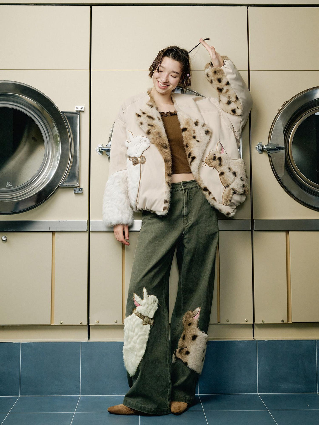 OuttheBlue Cotton Animal Print Applique Casual Curved Leg Natural Waist Green Women Pants