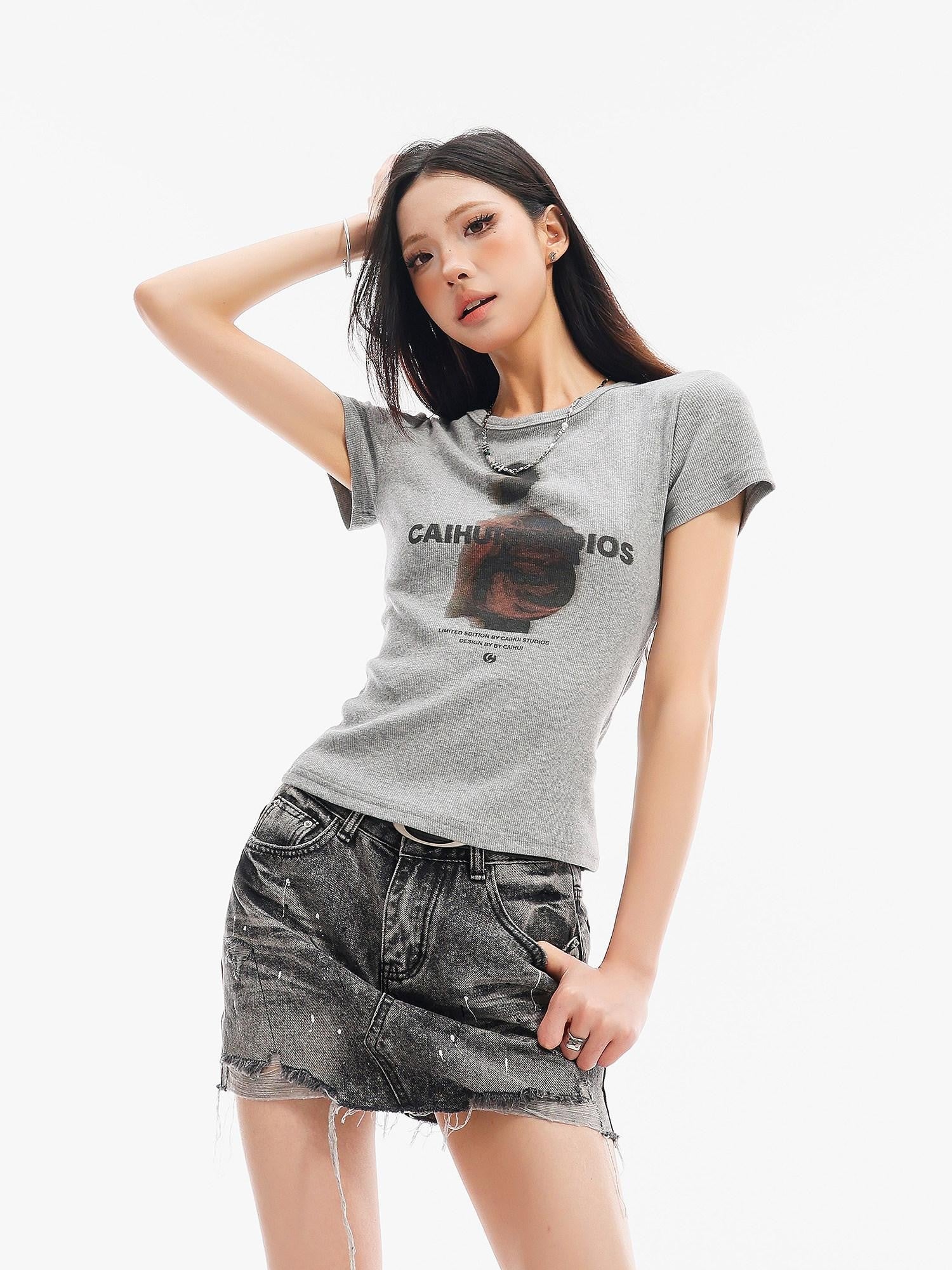 QIUQIU STUDIO American Portrait Print Slim Waist Crewneck Women&