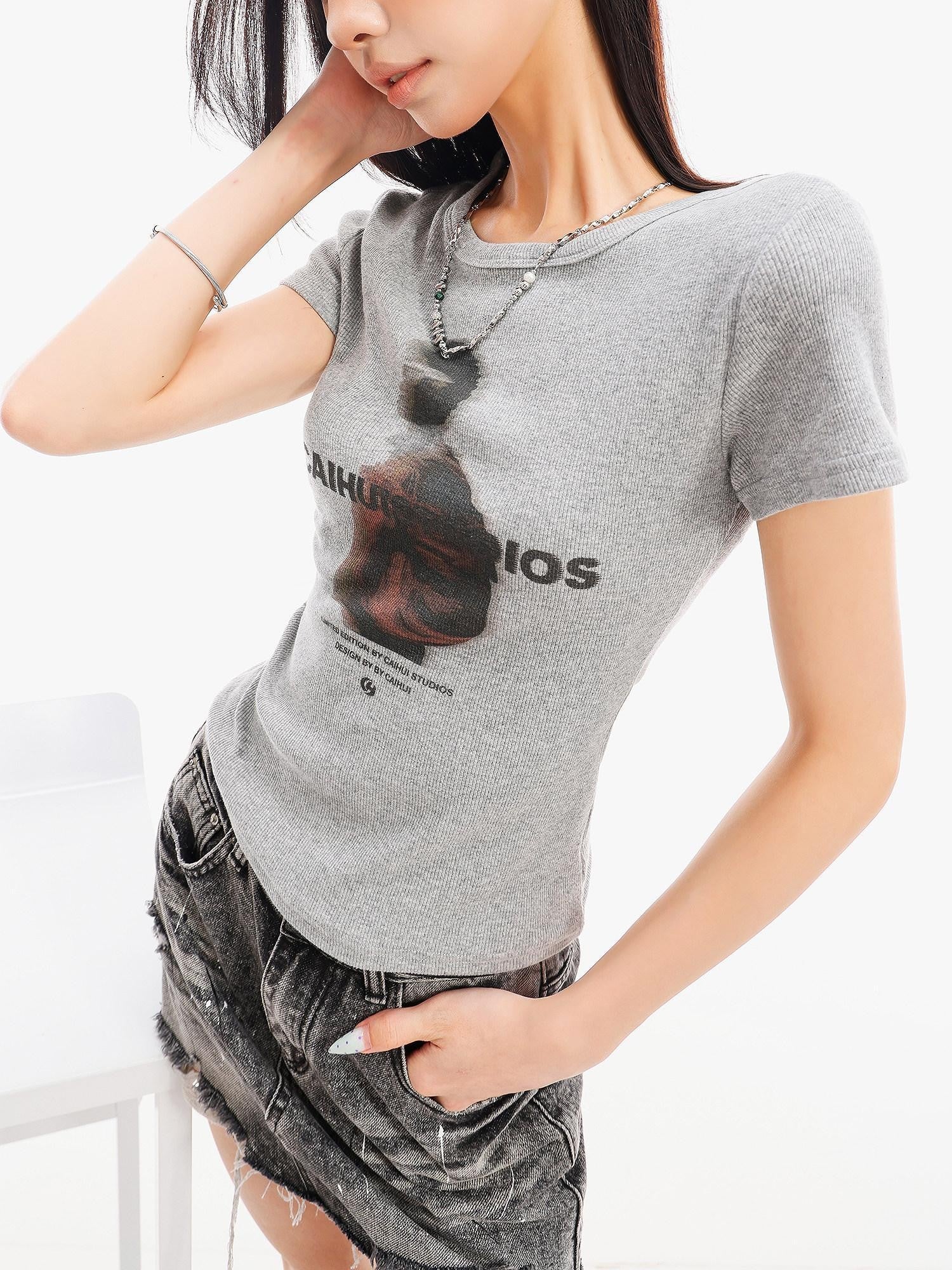 QIUQIU STUDIO American Portrait Print Slim Waist Crewneck Women&