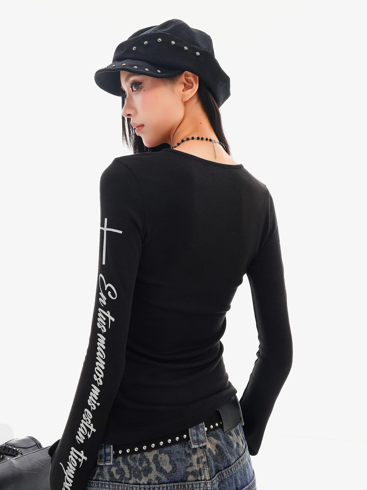 QIUQIU STUDIO Black Letter Print Round Neck Women&