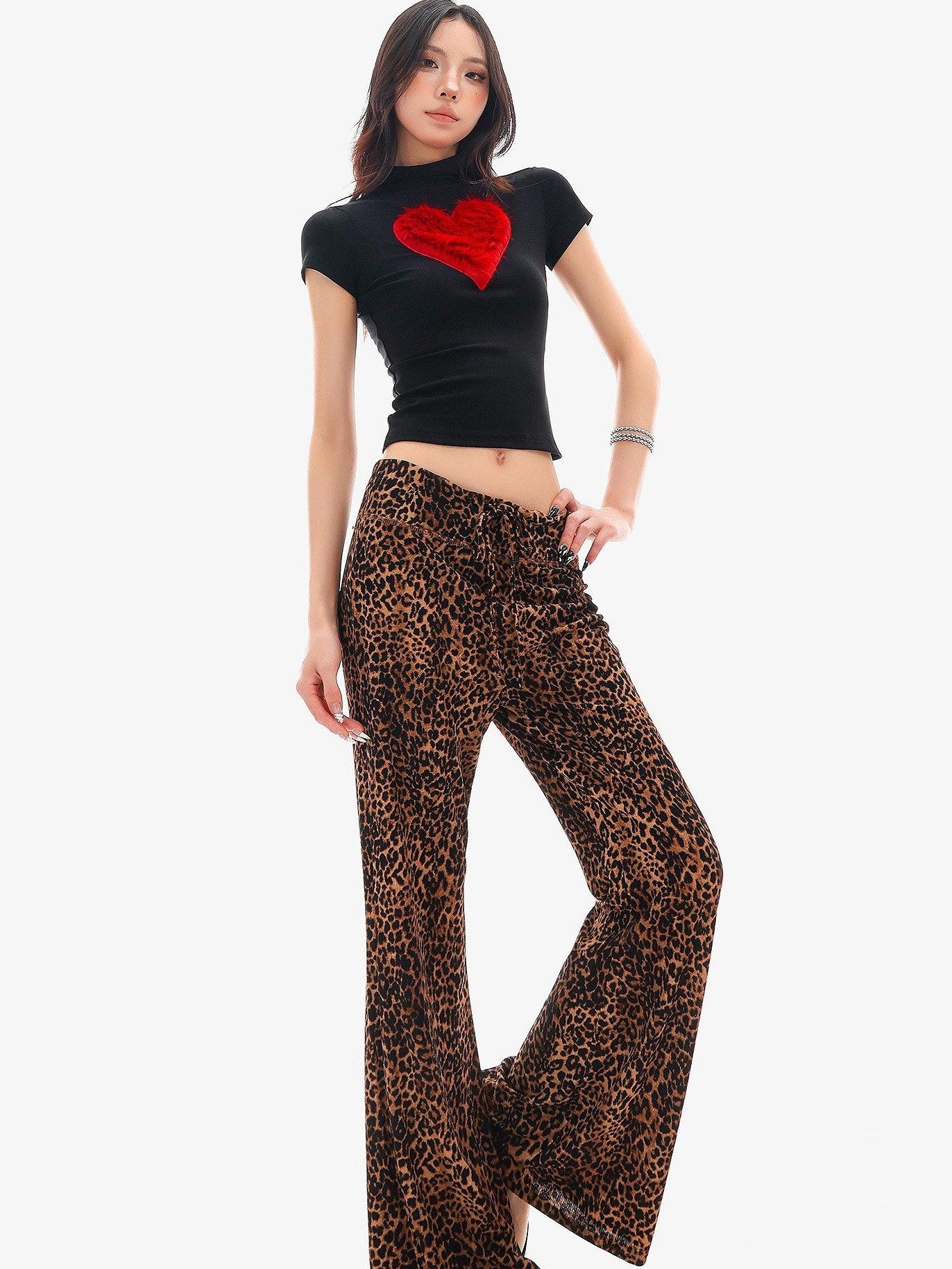 QIUQIU STUDIO Heart Print Round Neck Short Sleeve Fitted Women&