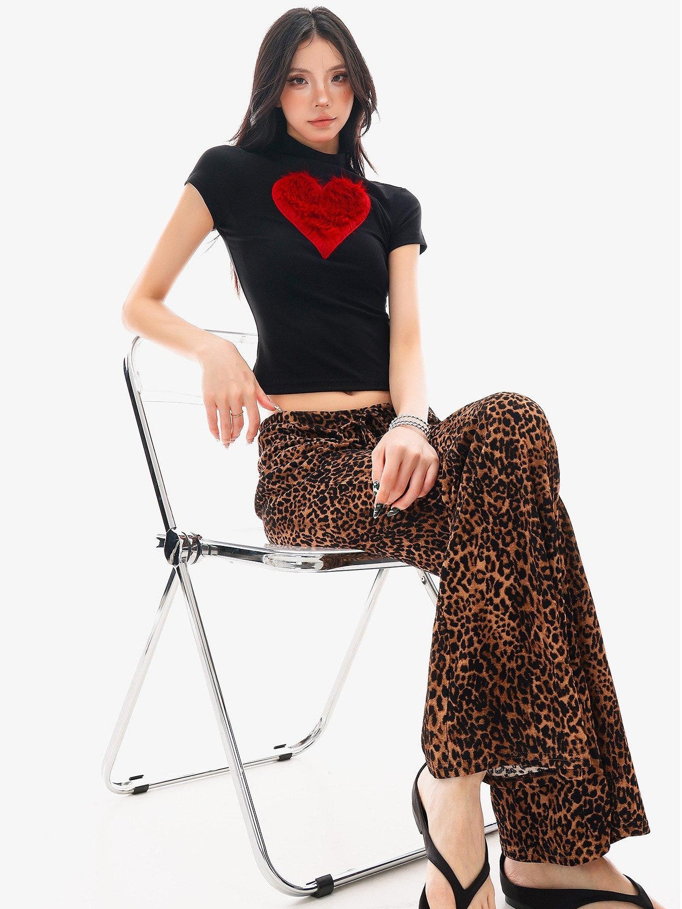 QIUQIU STUDIO Heart Print Round Neck Short Sleeve Fitted Women&