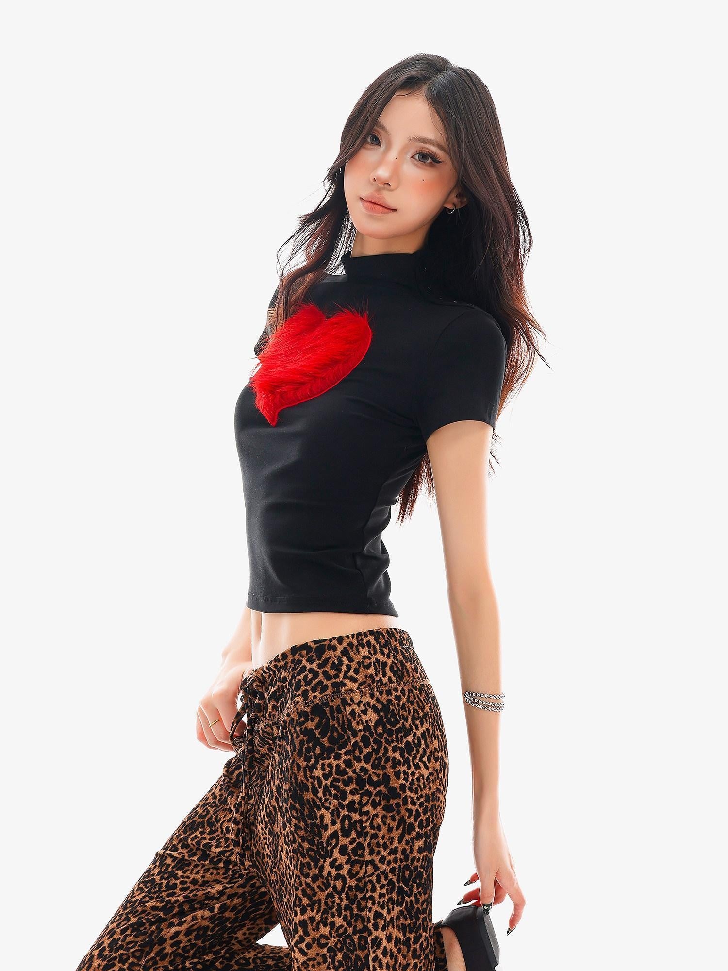 QIUQIU STUDIO Heart Print Round Neck Short Sleeve Fitted Women&