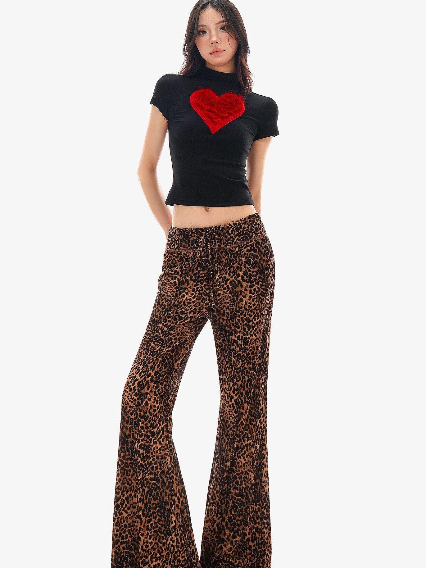 QIUQIU STUDIO Heart Print Round Neck Short Sleeve Fitted Women&