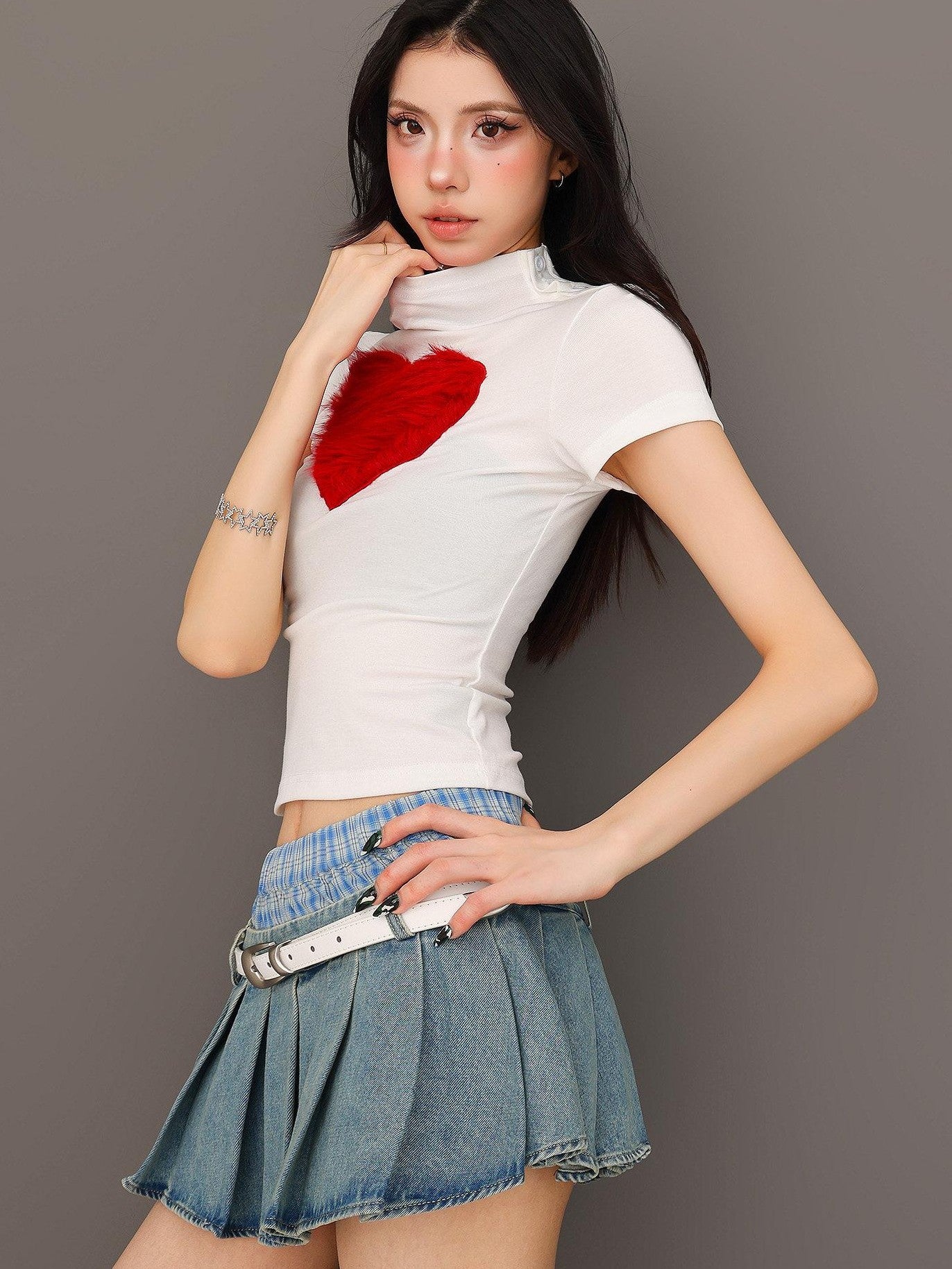 QIUQIU STUDIO Heart Print Round Neck Short Sleeve Fitted Women&