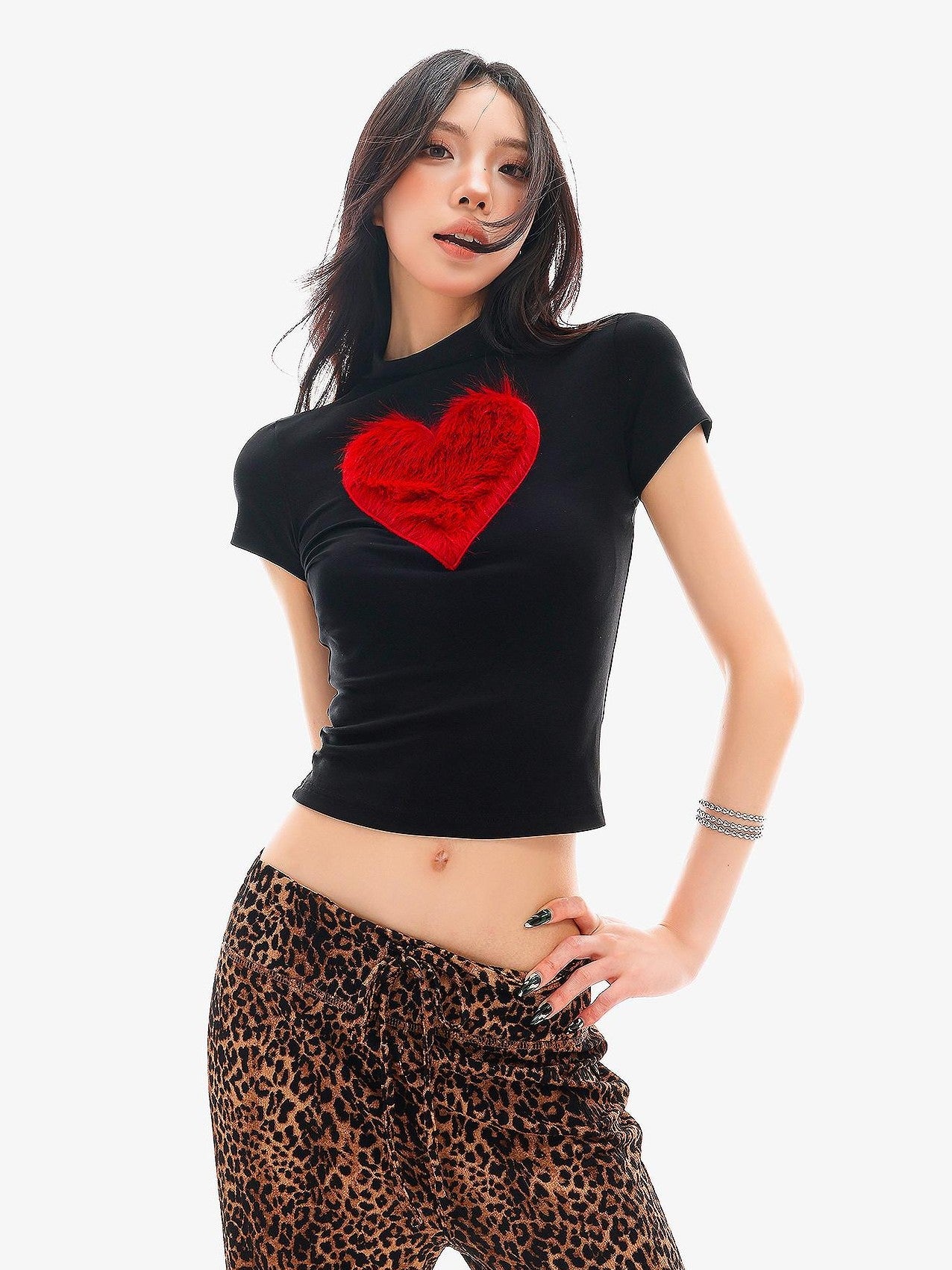 QIUQIU STUDIO Heart Print Round Neck Short Sleeve Fitted Women&