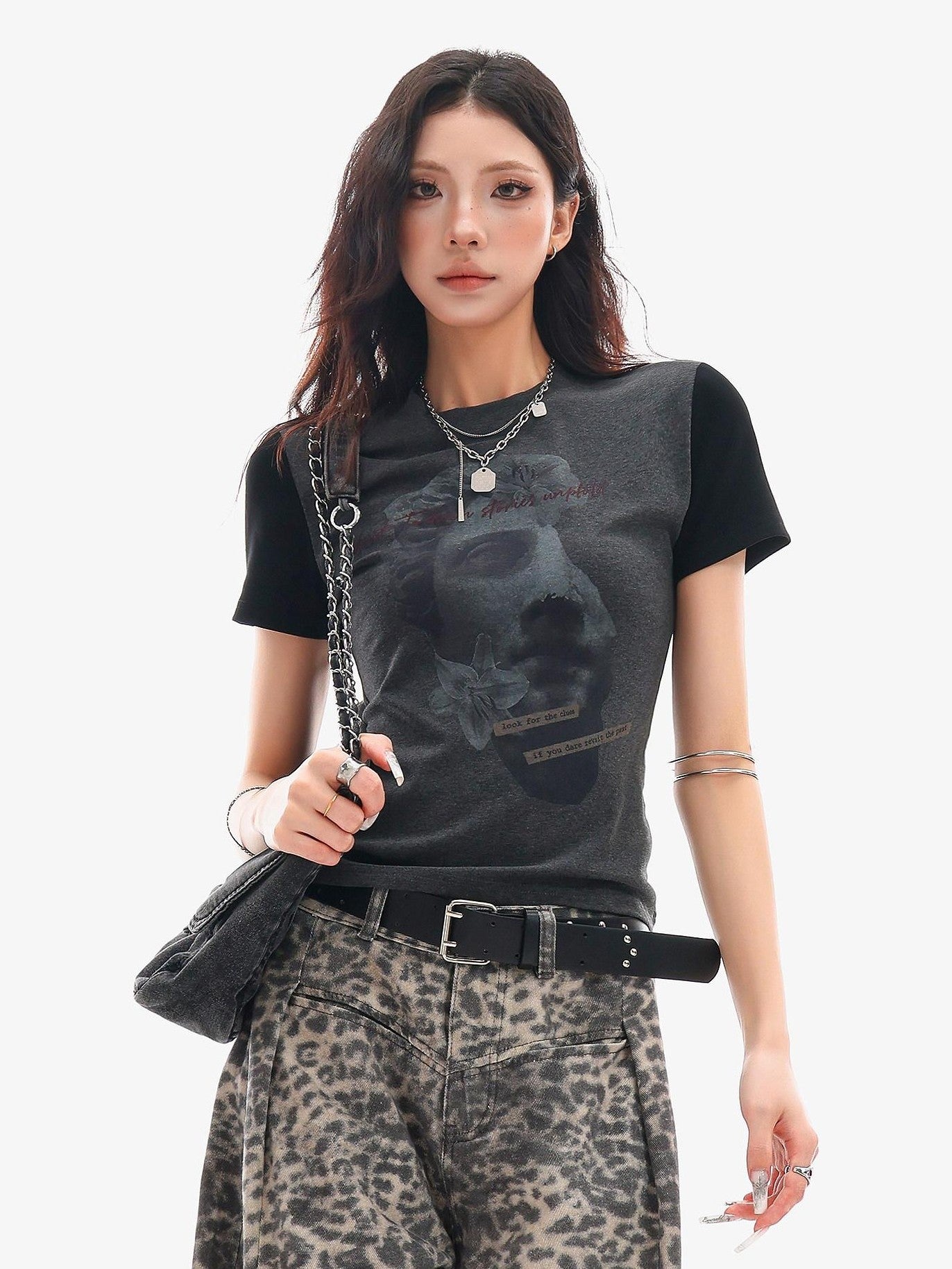 QIUQIU STUDIO Letter Portrait Print Round Neck Raglan Slim Fit Women&