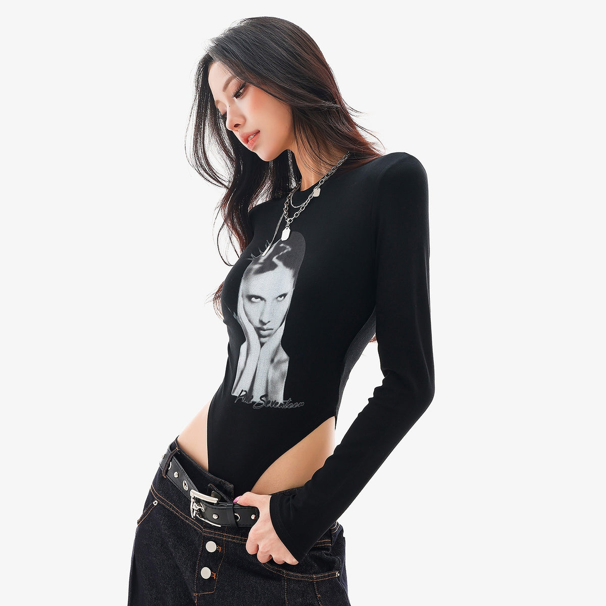 QIUQIU_STUDIO_Portrait_Print_Round_Neck_Slim_Fit_Cropped_Women&