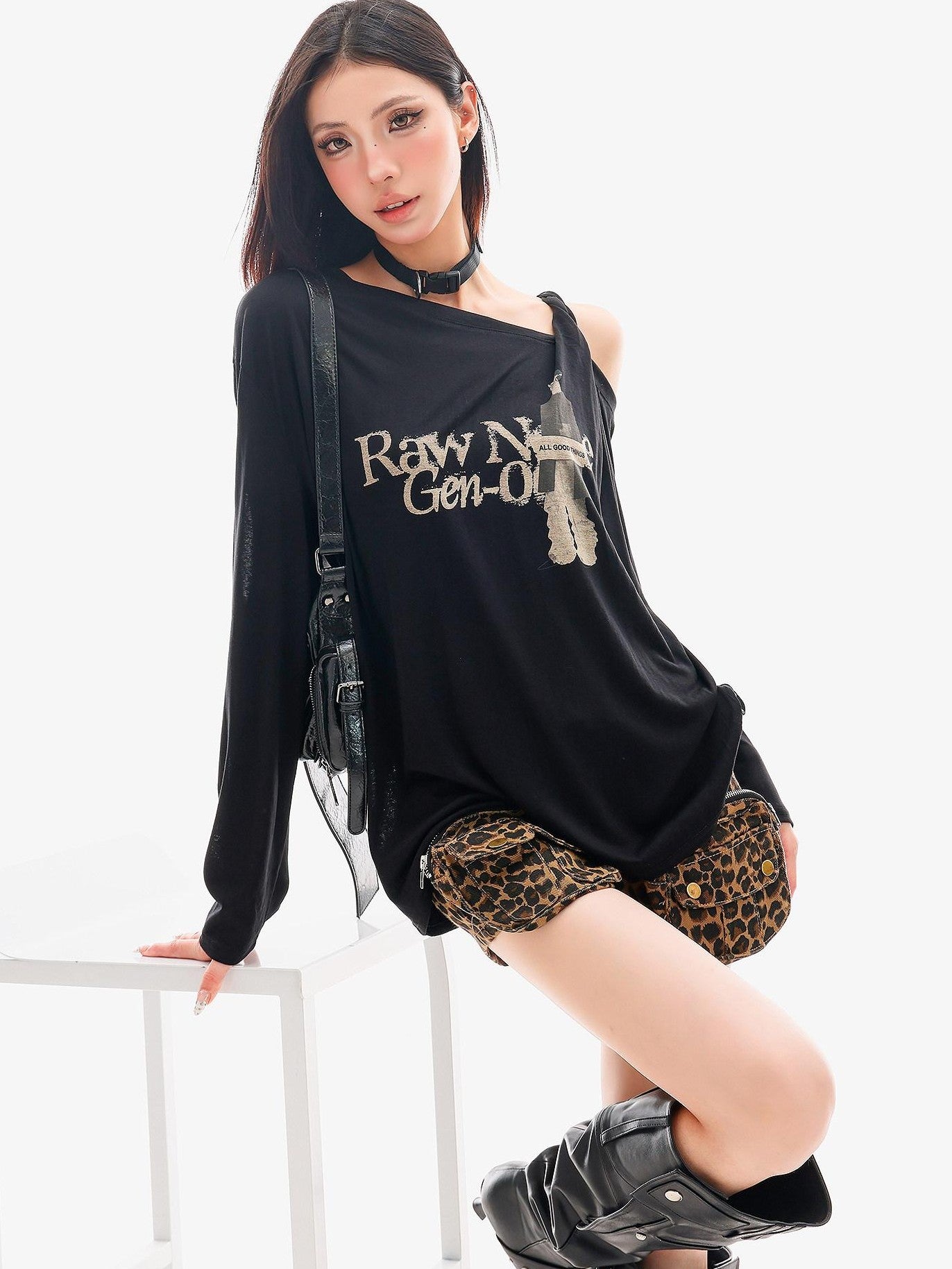 QIUQIU STUDIO Sheer One Shoulder Letter Portrait Print Women&