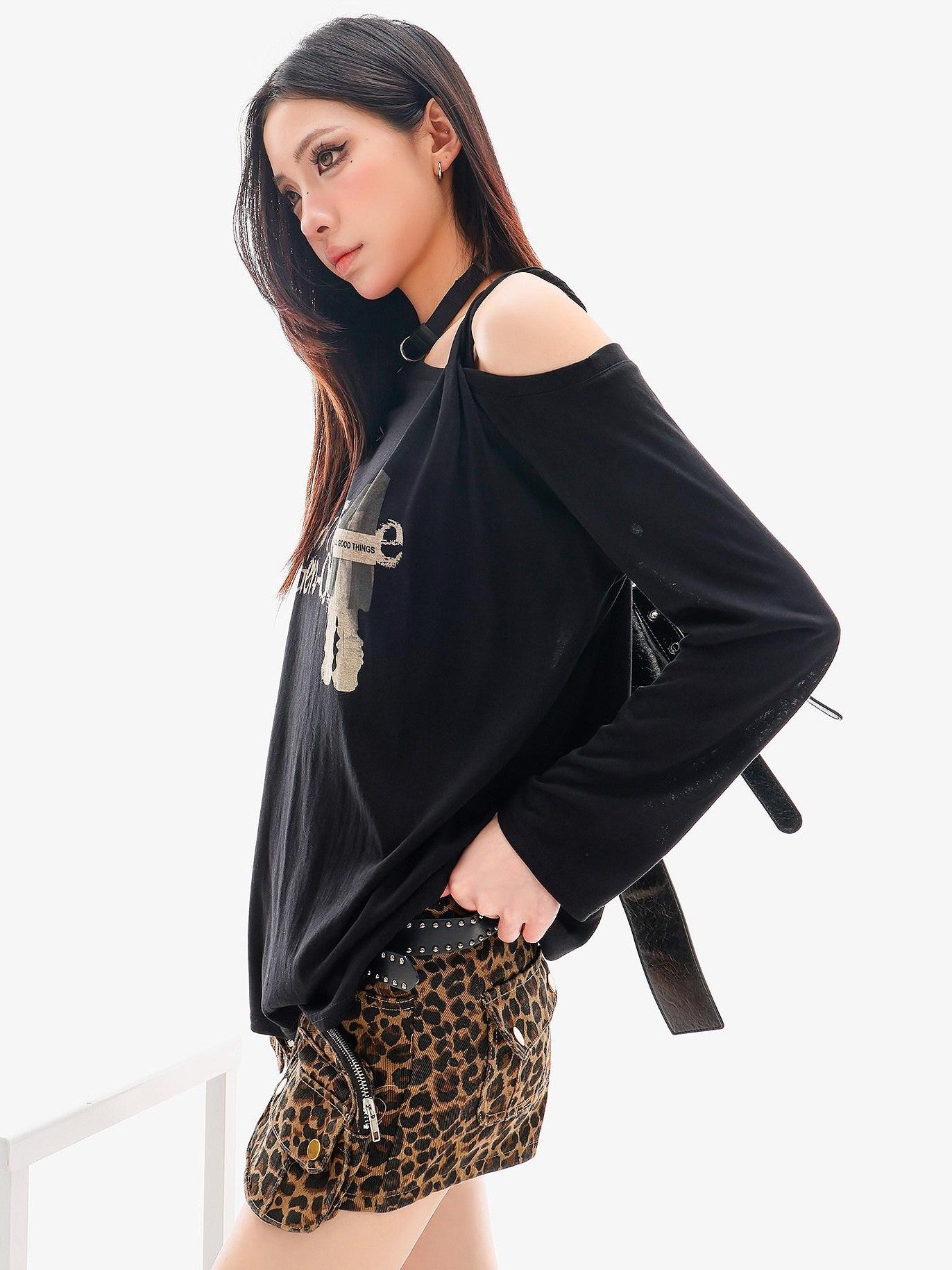 QIUQIU STUDIO Sheer One Shoulder Letter Portrait Print Women&