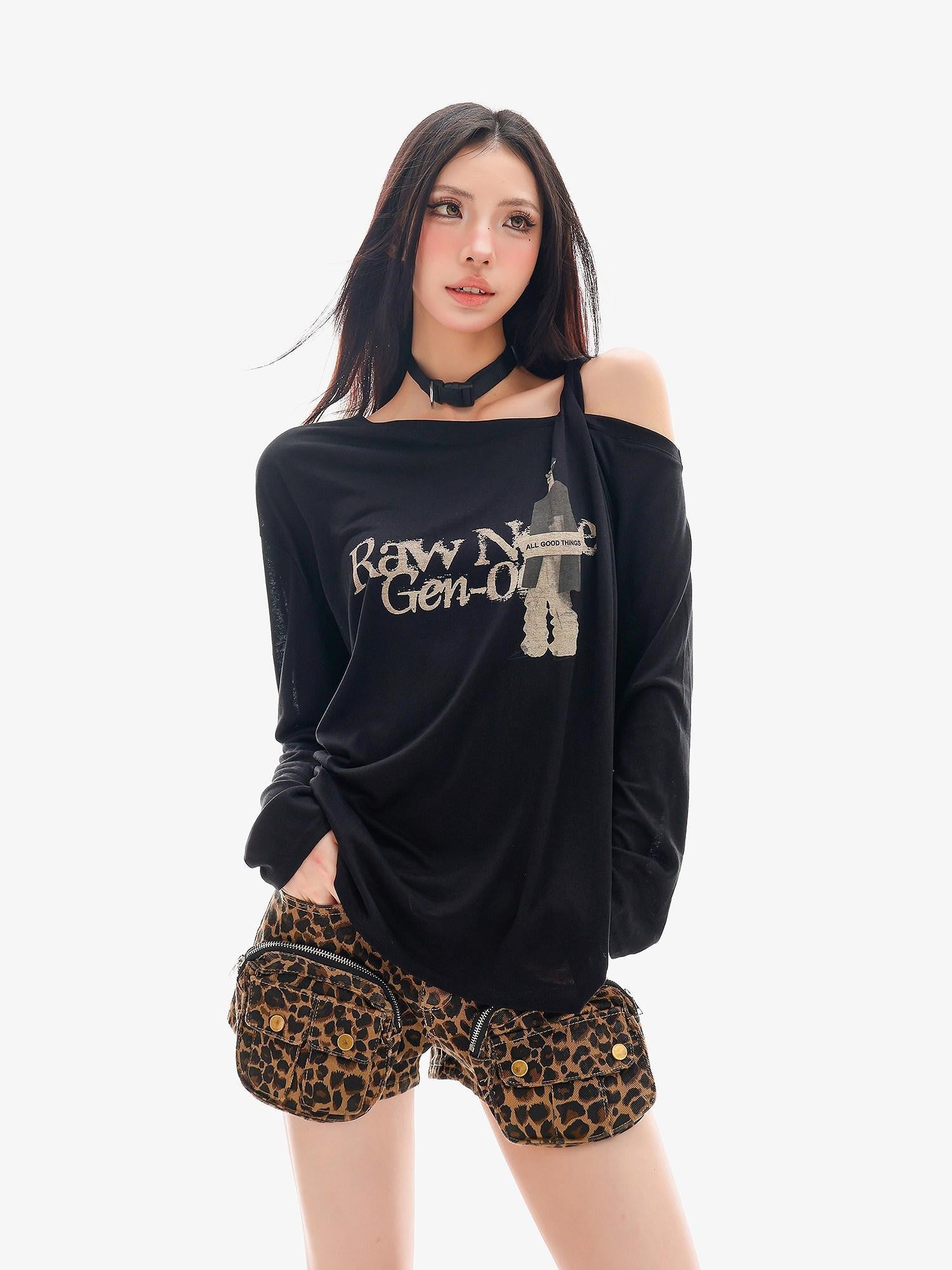 QIUQIU STUDIO Sheer One Shoulder Letter Portrait Print Women&