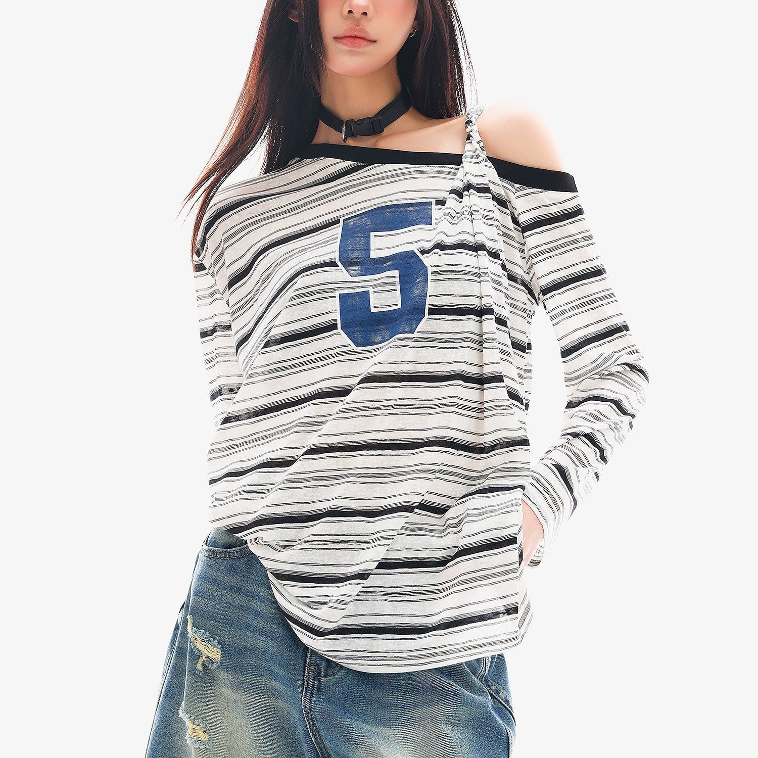QIUQIU_STUDIO_Striped_Lettering_Print_Asymmetric_Shoulder_Loose_Women&