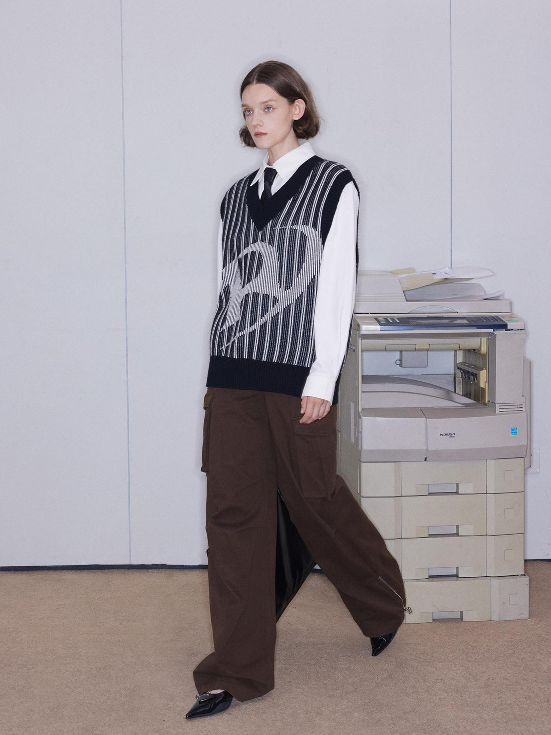 RUN TO THE FUTURE Black White Striped V-neck Sleeveless Retro Straight Fit Wool Blend Sweaters