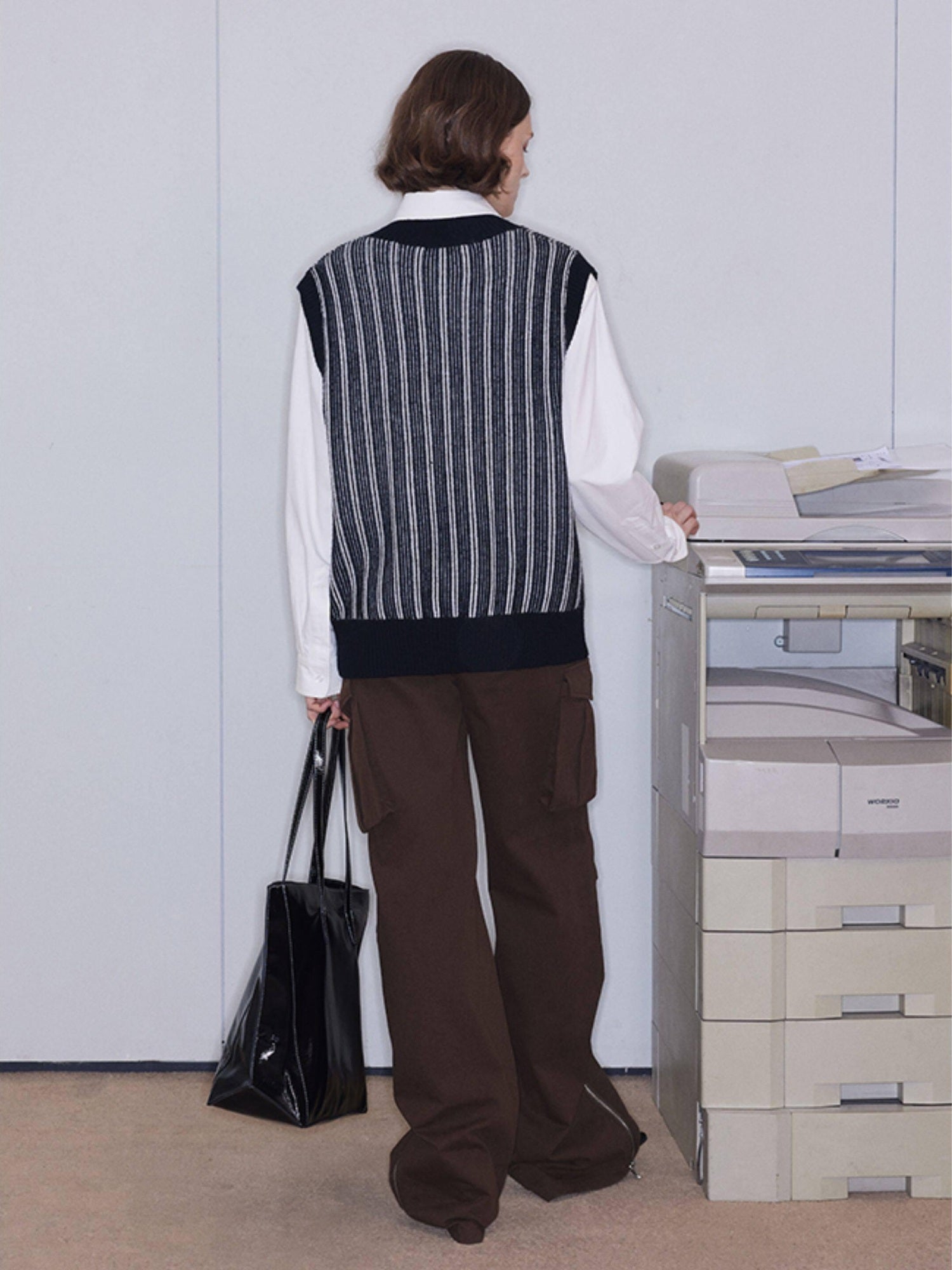RUN TO THE FUTURE Black White Striped V-neck Sleeveless Retro Straight Fit Wool Blend Sweaters