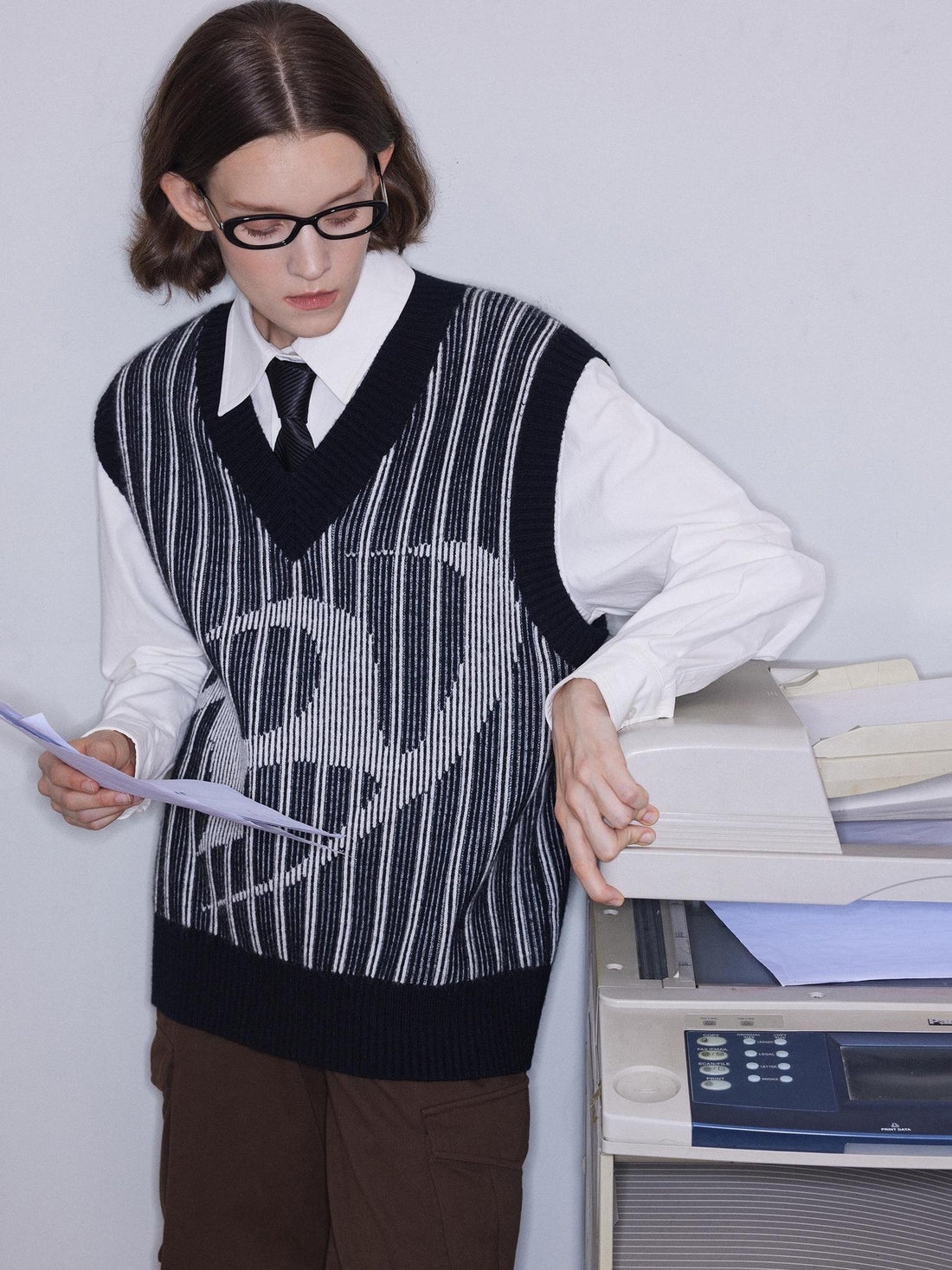 RUN TO THE FUTURE Black White Striped V-neck Sleeveless Retro Straight Fit Wool Blend Sweaters