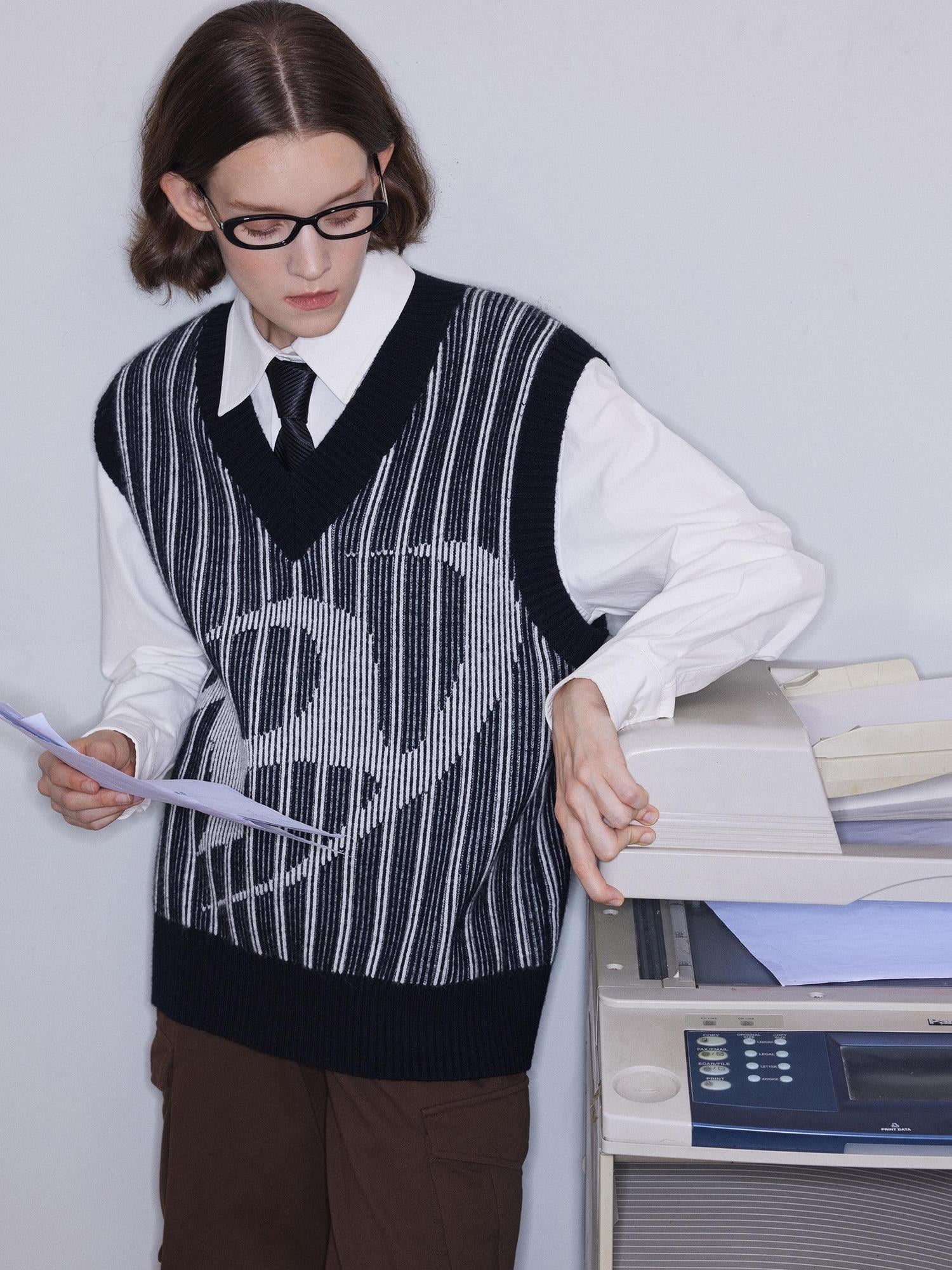 RUN TO THE FUTURE Black White Striped V-neck Sleeveless Retro Straight Fit Wool Blend Sweaters