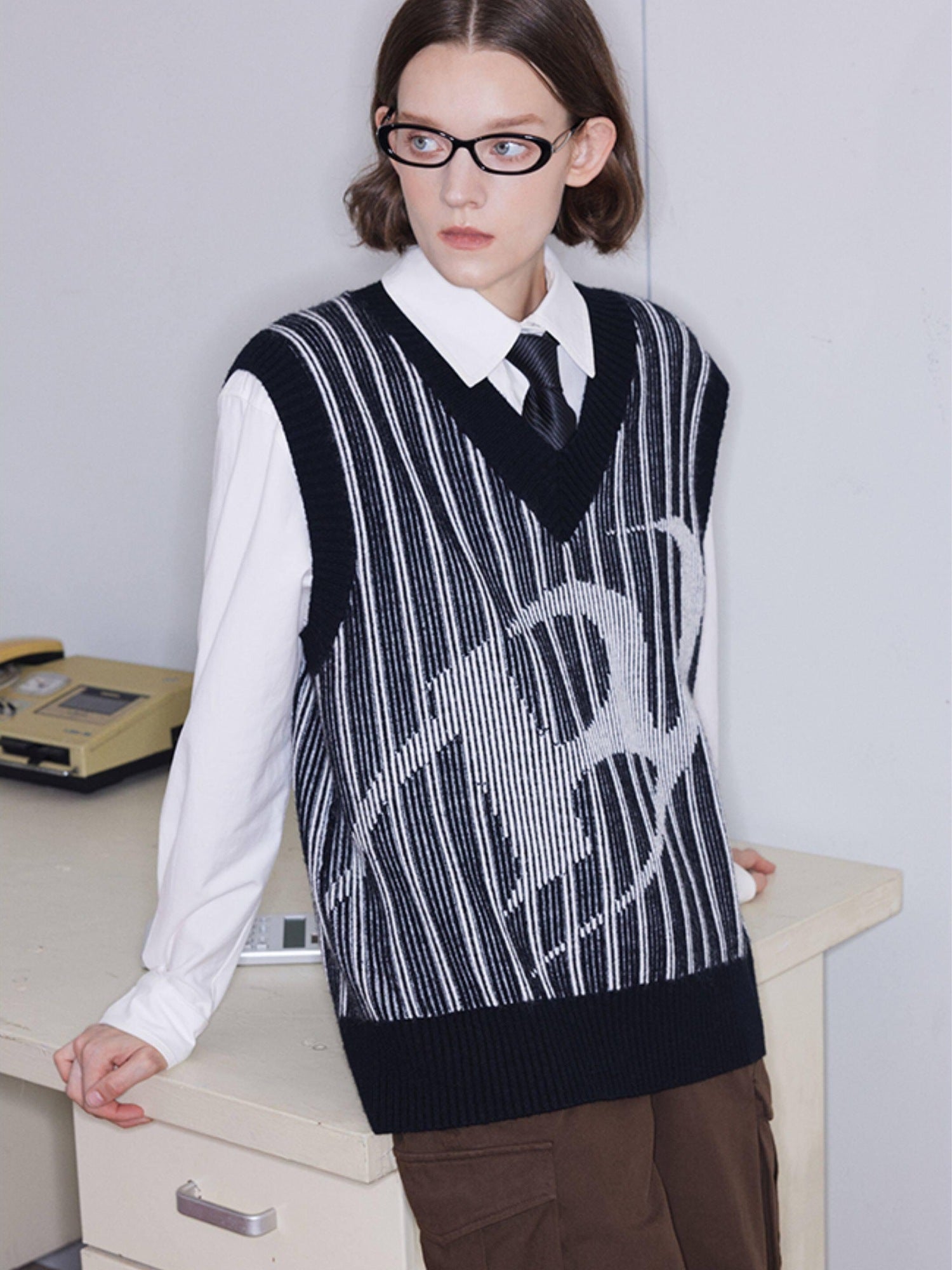 RUN TO THE FUTURE Black White Striped V-neck Sleeveless Retro Straight Fit Wool Blend Sweaters