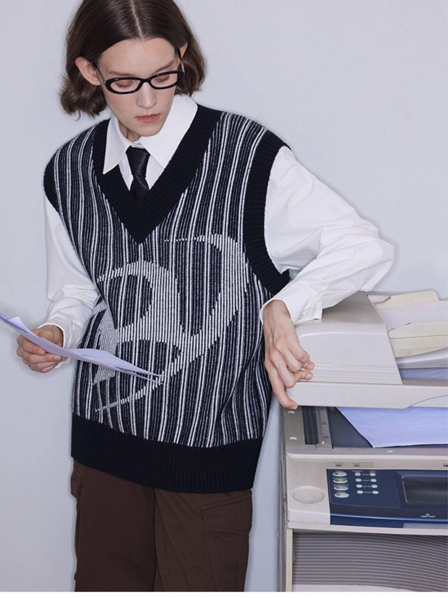 RUN TO THE FUTURE Black White Striped V-neck Sleeveless Retro Straight Fit Wool Blend Sweaters