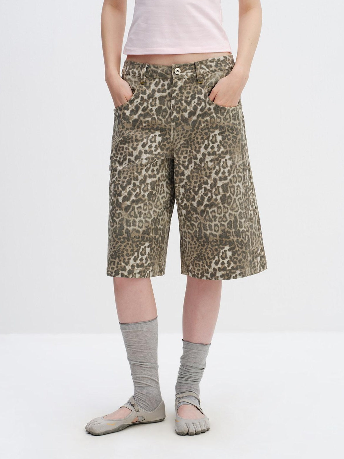 RUN TO THE FUTURE Leopard Print Vintage Pocket Mid Rise Wide Leg Casual Unisex Chino Shorts